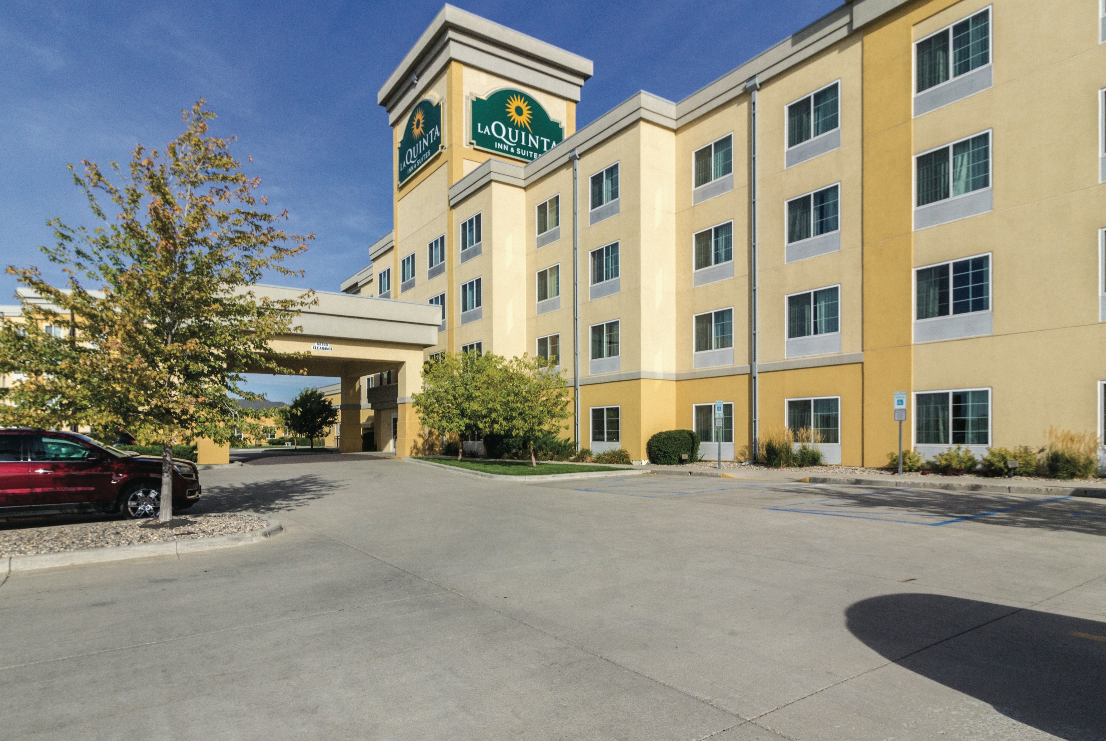 Exterior of La Quinta Inn & Suites by Wyndham Fargo-Medical Center hotel in Fargo, North Dakota