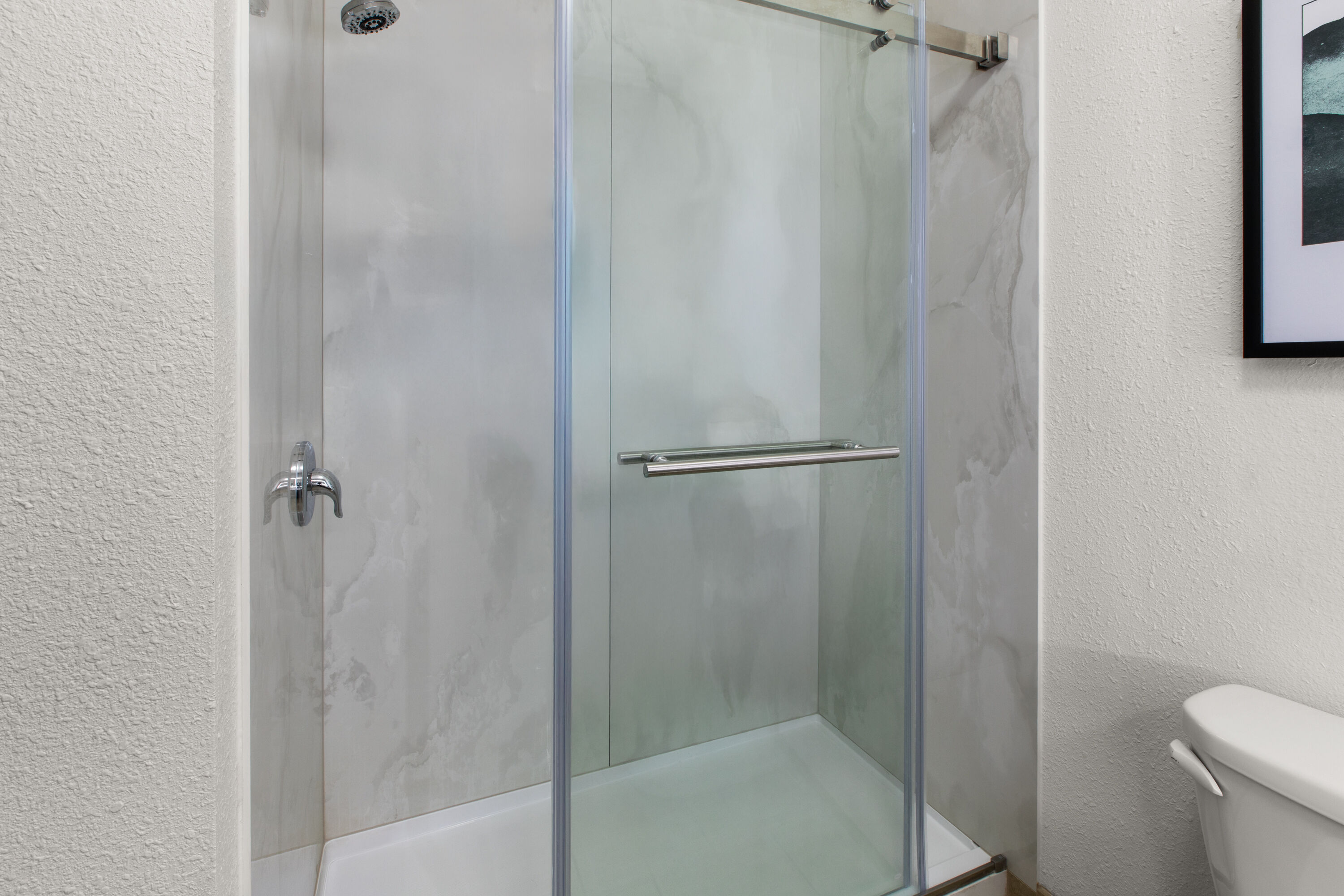 Guest room bath at the La Quinta Inn & Suites by Wyndham Minot in Minot, North Dakota