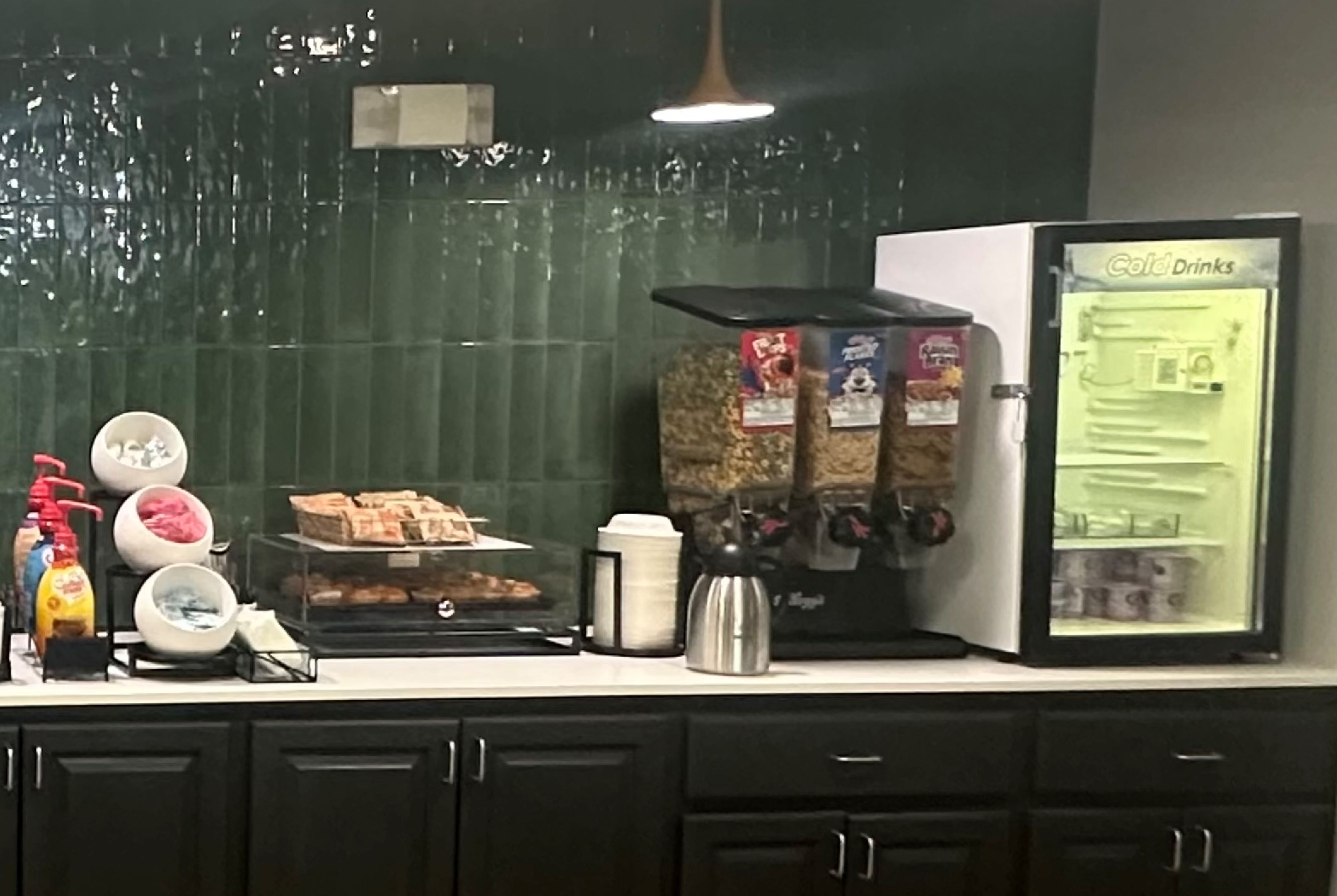 La Quinta Inn & Suites by Wyndham Minot restaurant breakfast area with seating in Minot, North Dakota