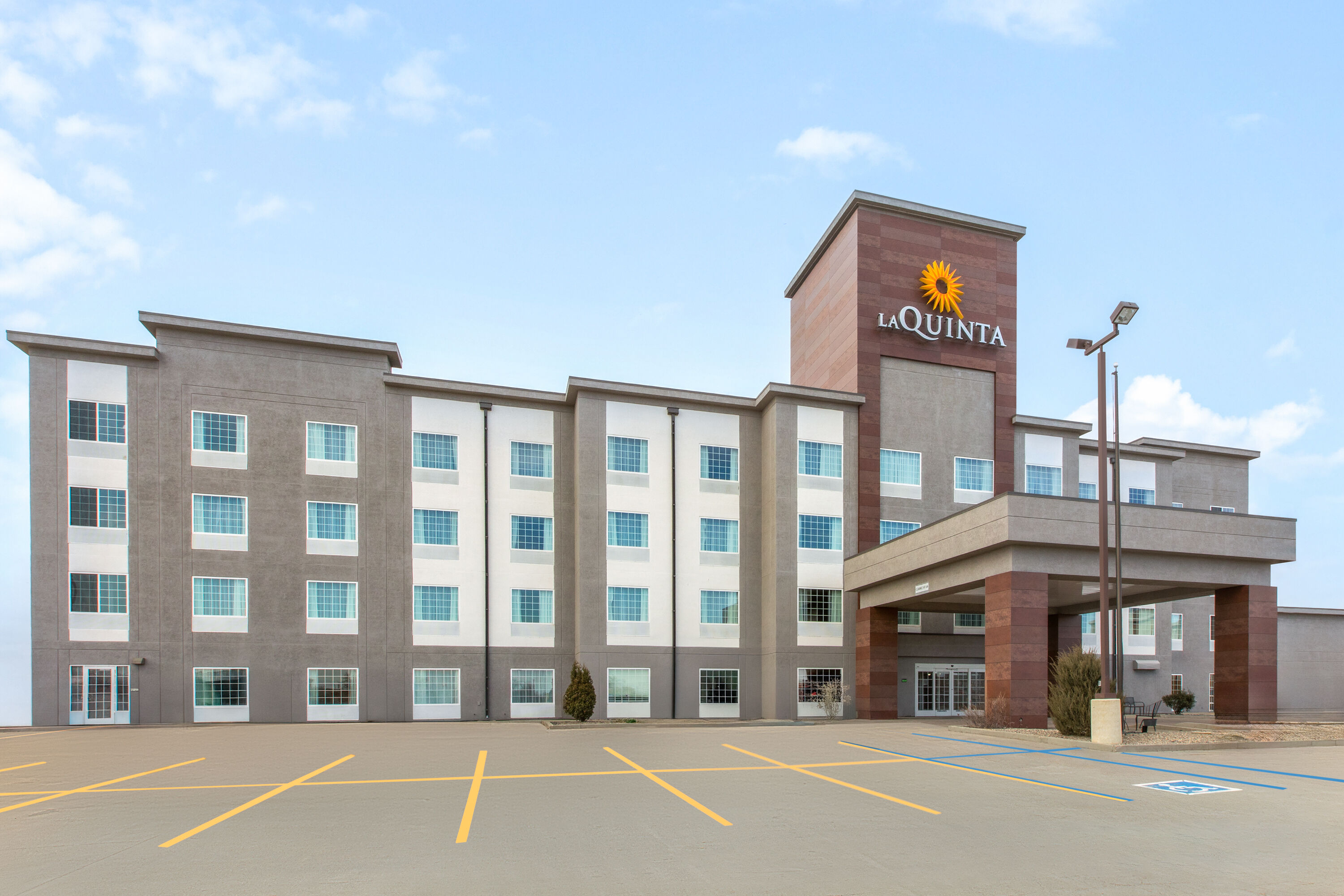 Exterior Day Image of La Quinta Inn & Suites by Wyndham Minot hotel in Minot, North Dakota