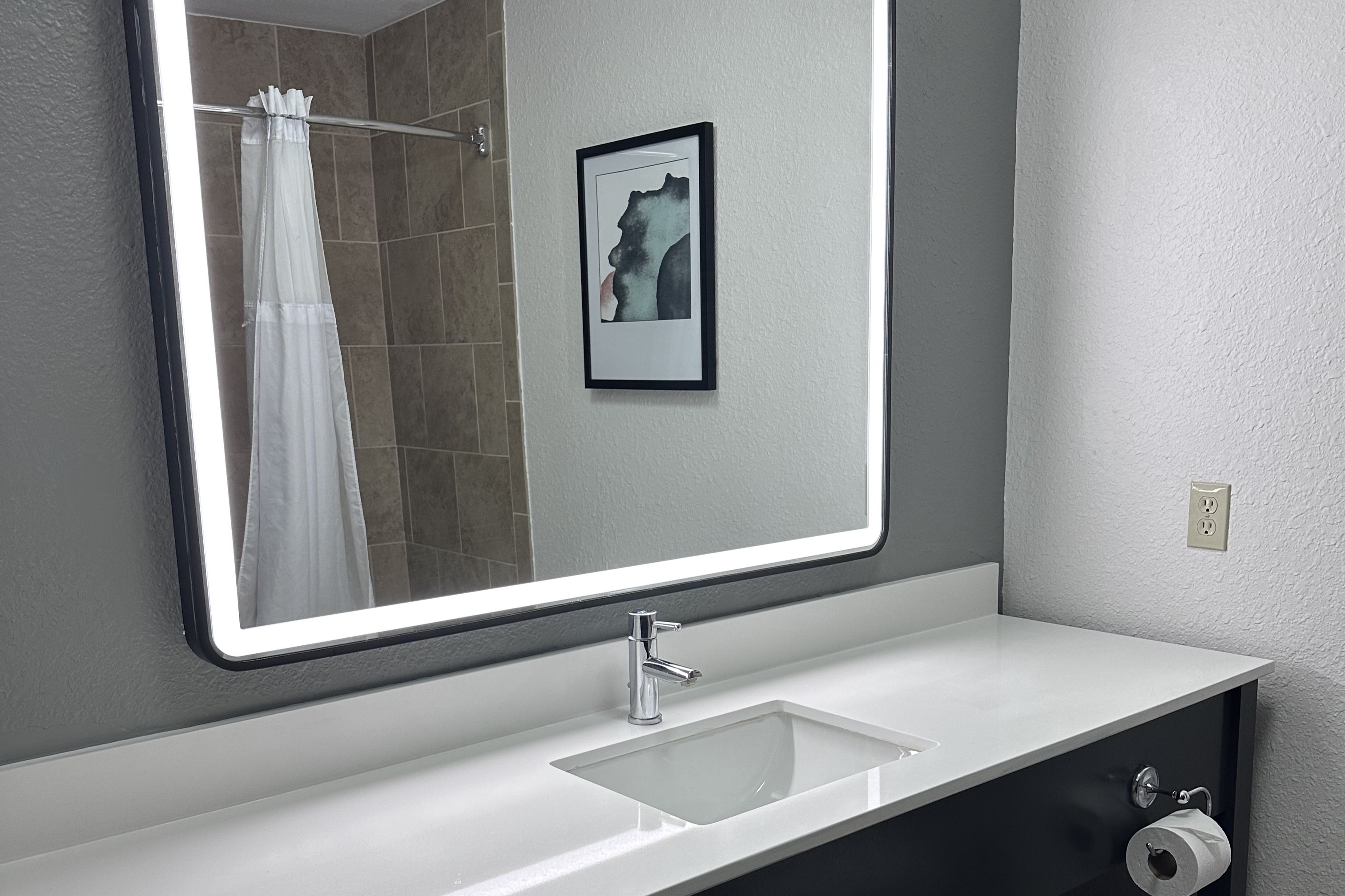 Guest room bath at the La Quinta Inn & Suites by Wyndham Minot in Minot, North Dakota