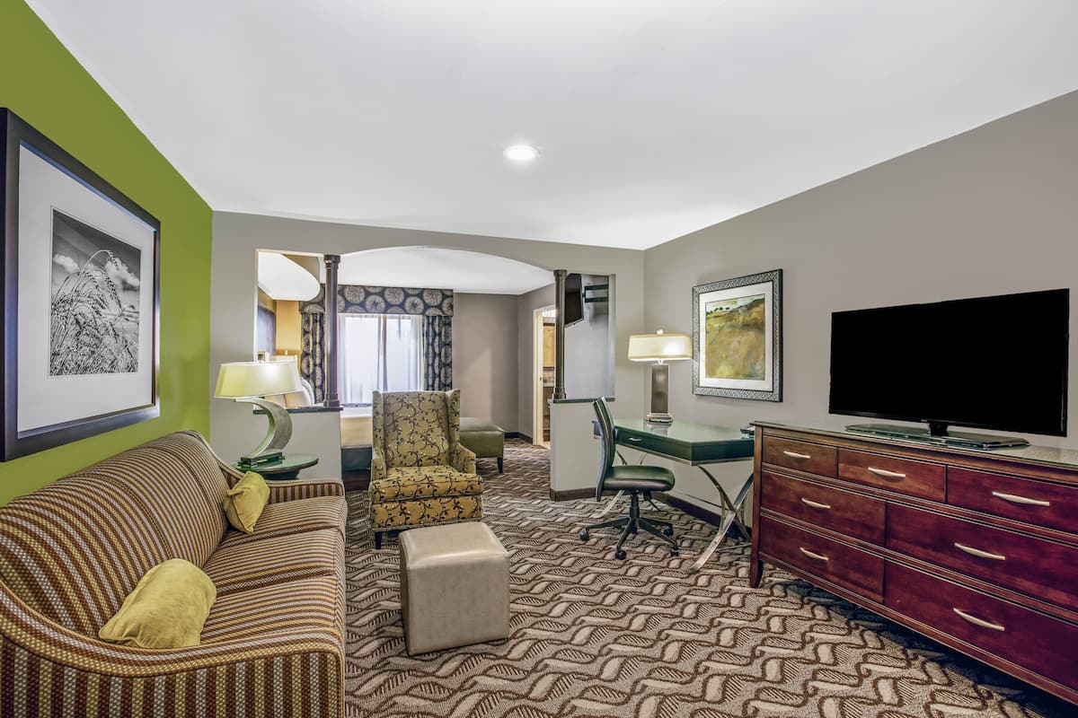 La Quinta Inn & Suites by Wyndham Kearney Kearney, NE Hotels