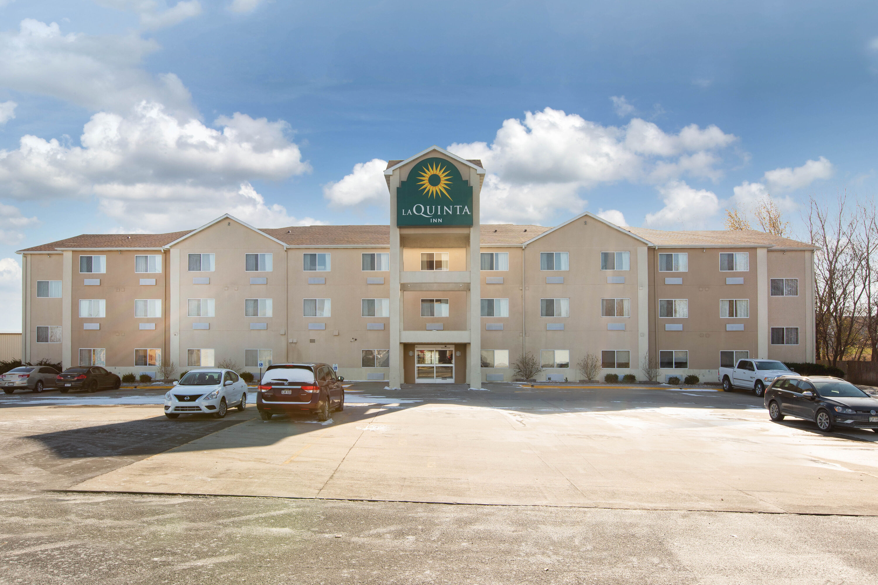 Exterior Day Image of La Quinta Inn by Wyndham Lincoln hotel in Lincoln, Nebraska