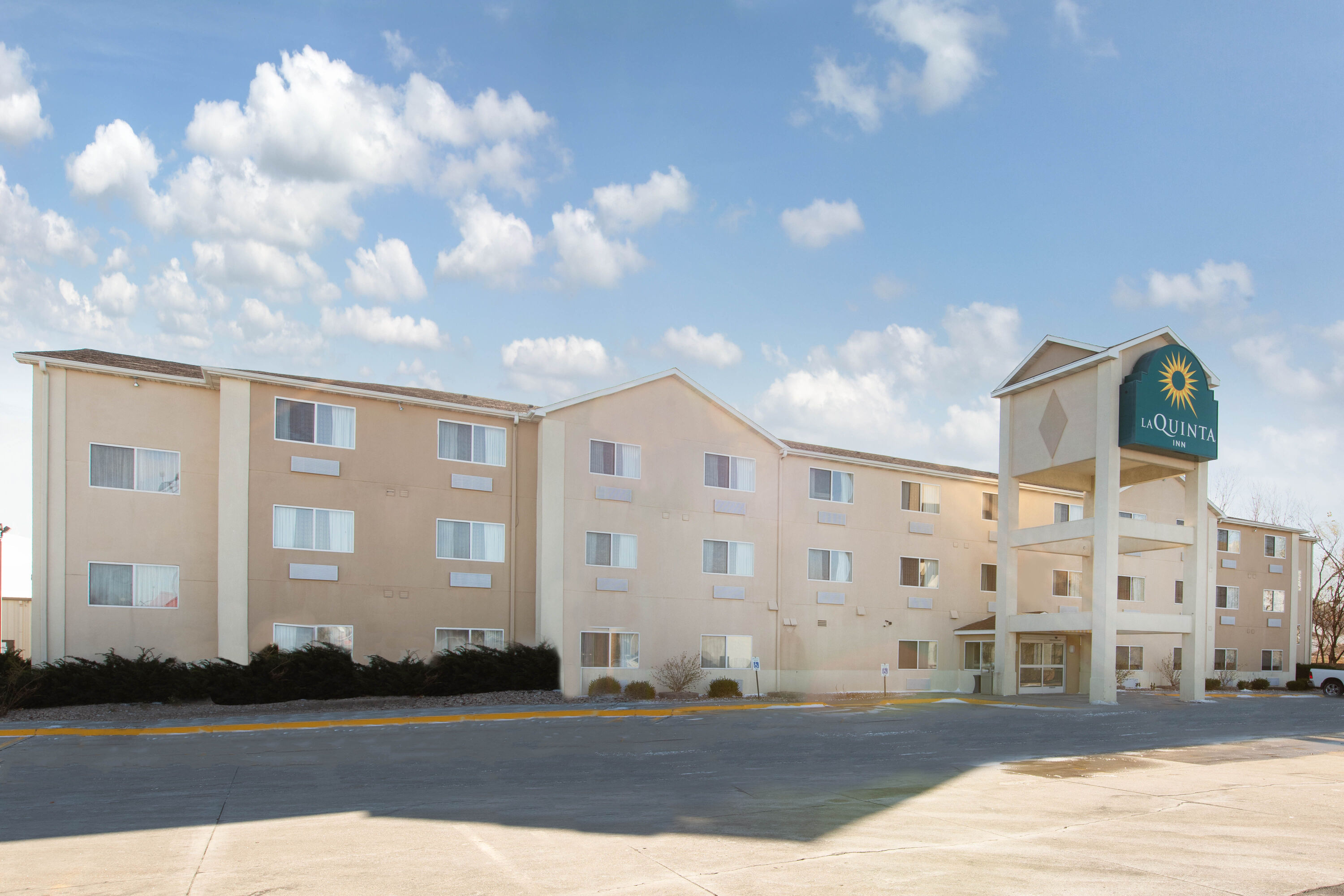 Exterior Day Image of La Quinta Inn by Wyndham Lincoln hotel in Lincoln, Nebraska