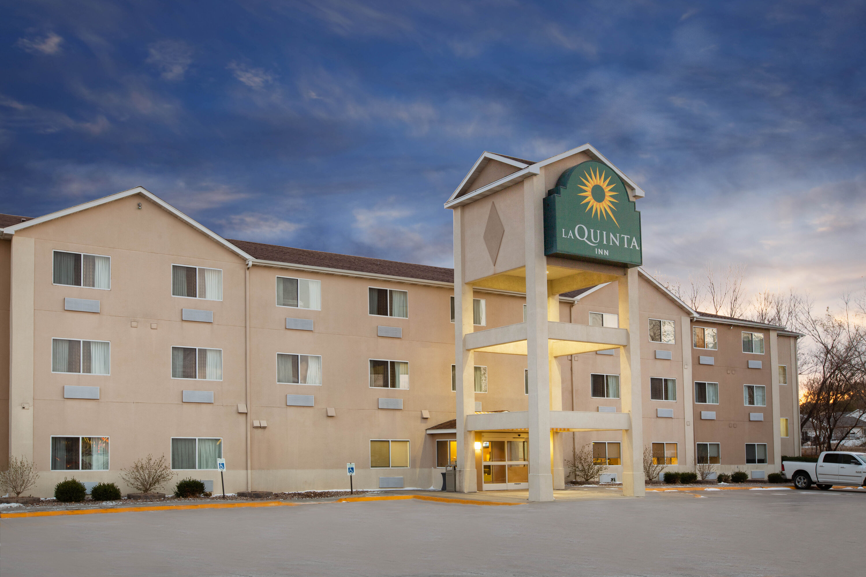 Exterior Dusk Image of La Quinta Inn by Wyndham Lincoln hotel in Lincoln, Nebraska