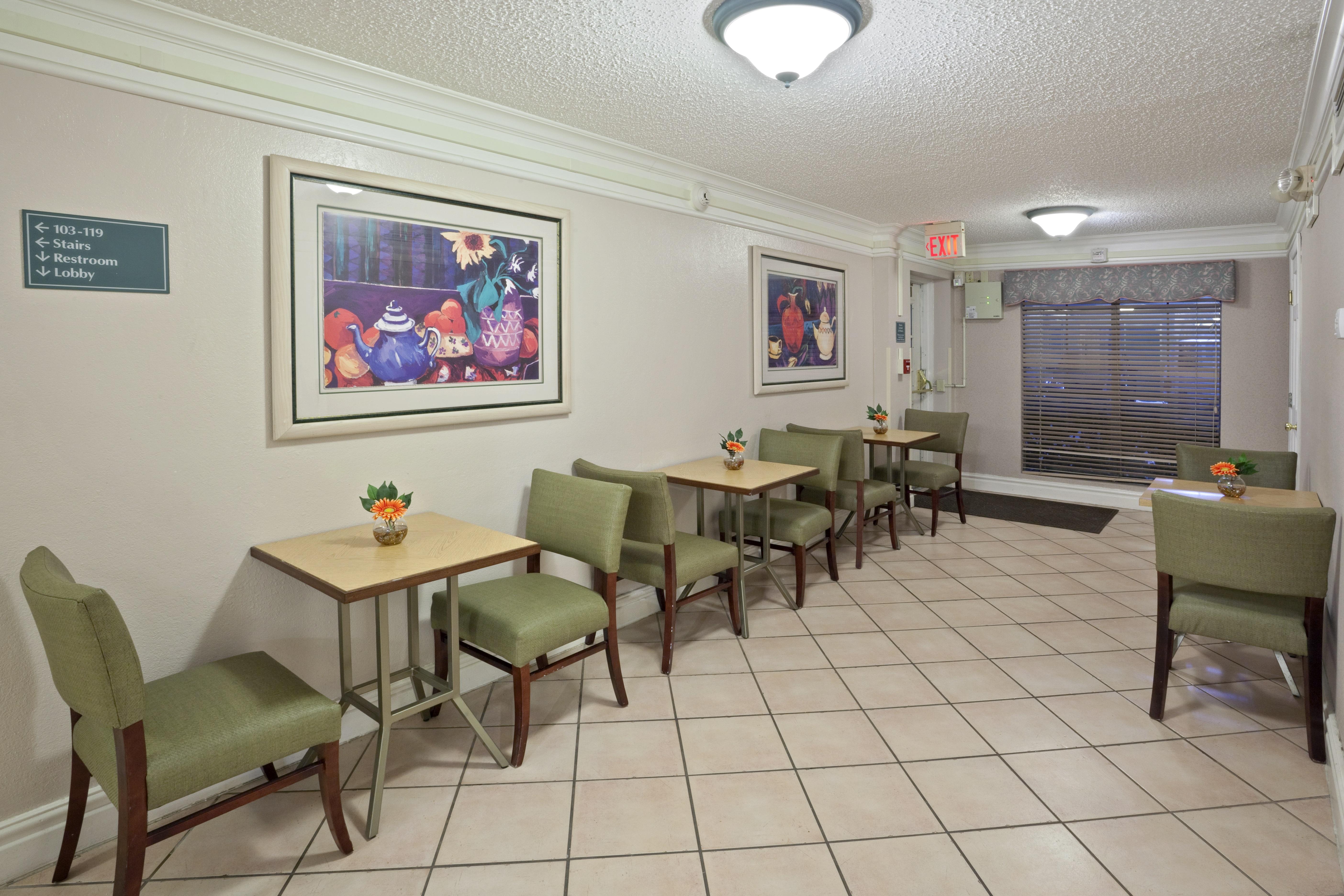 La Quinta Inn By Wyndham Omaha West Omaha Ne Hotels