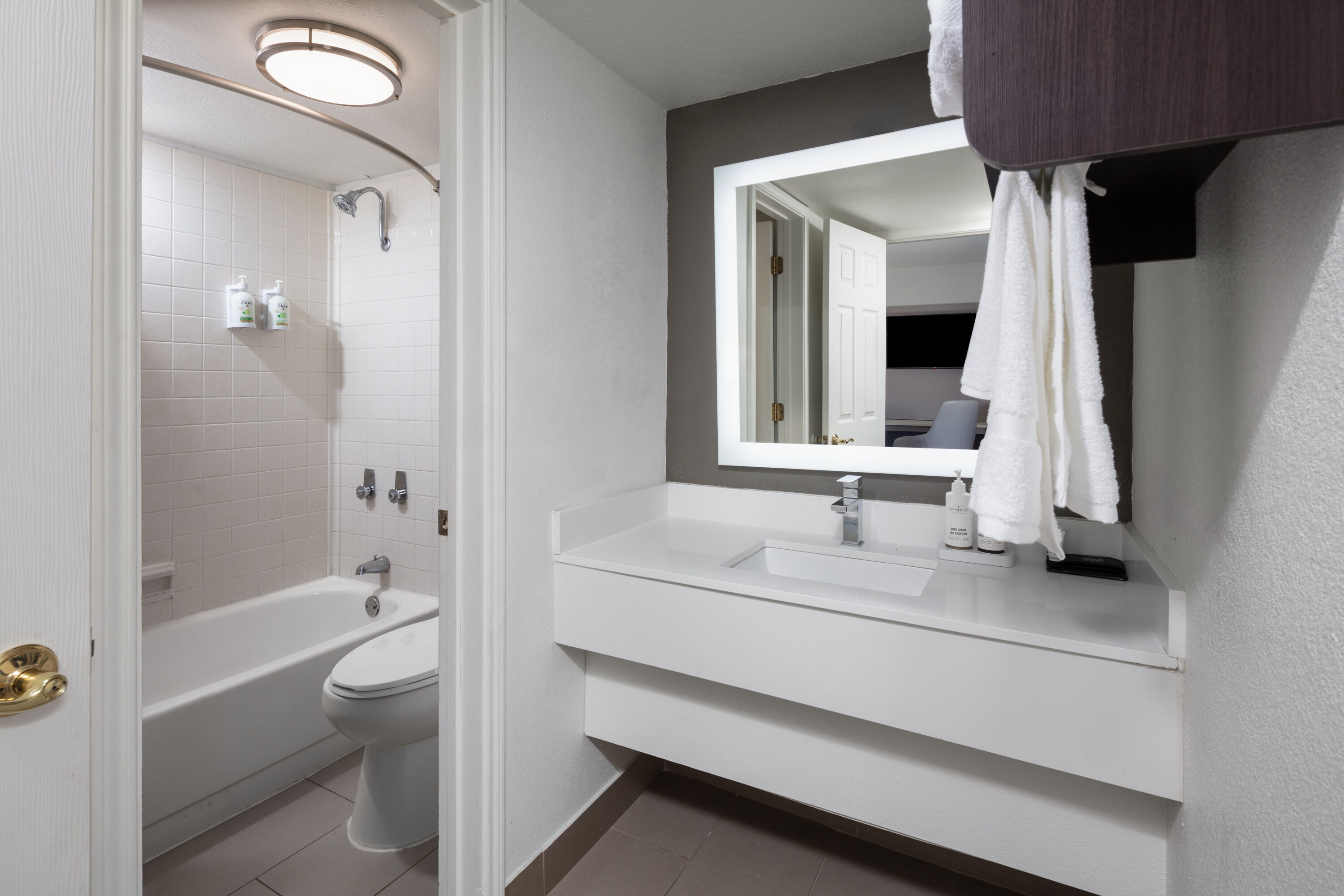 Guest room bath at the La Quinta Inn by Wyndham Omaha West in Omaha, Nebraska