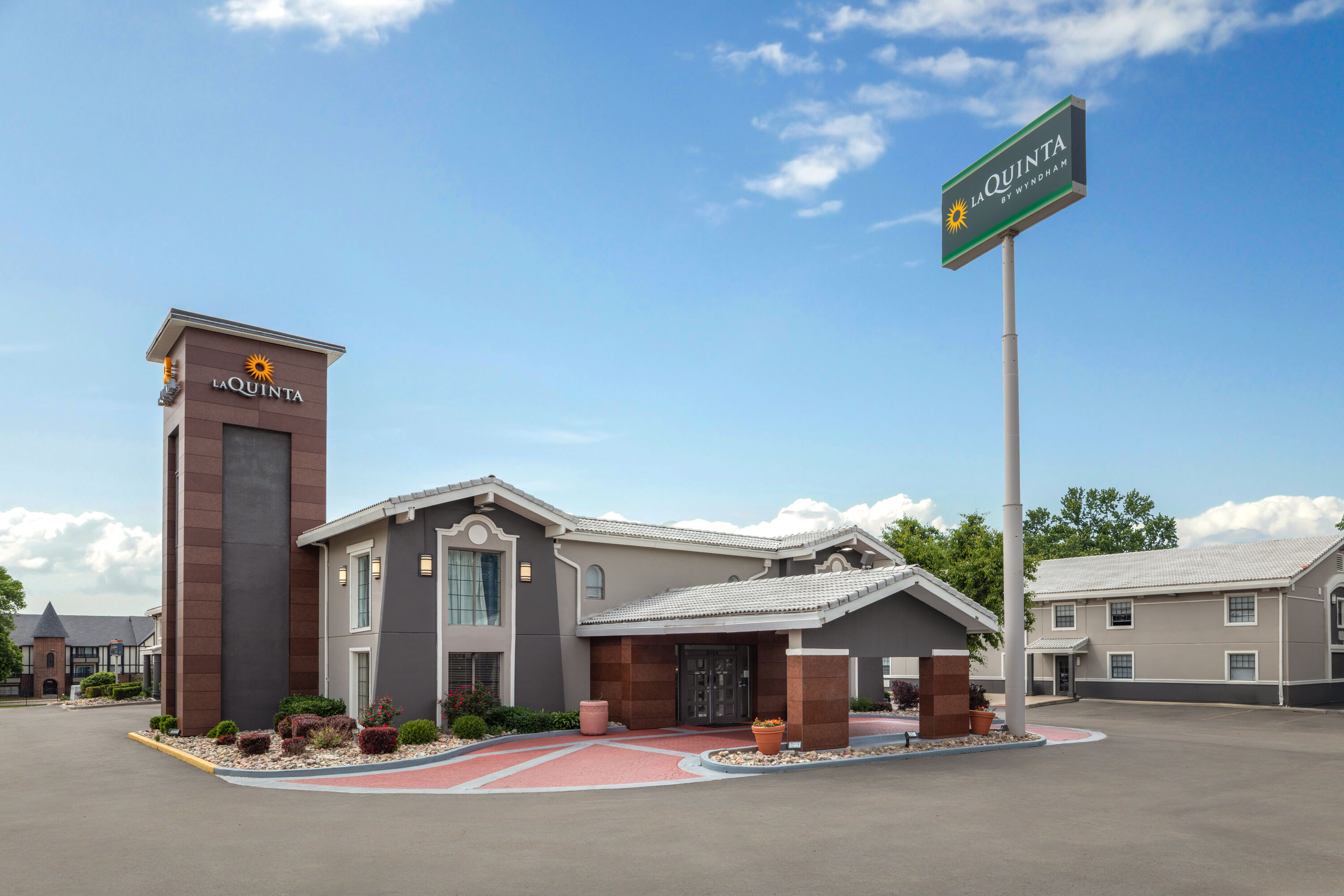 Exterior Day Image of La Quinta Inn by Wyndham Omaha West hotel in Omaha, Nebraska
