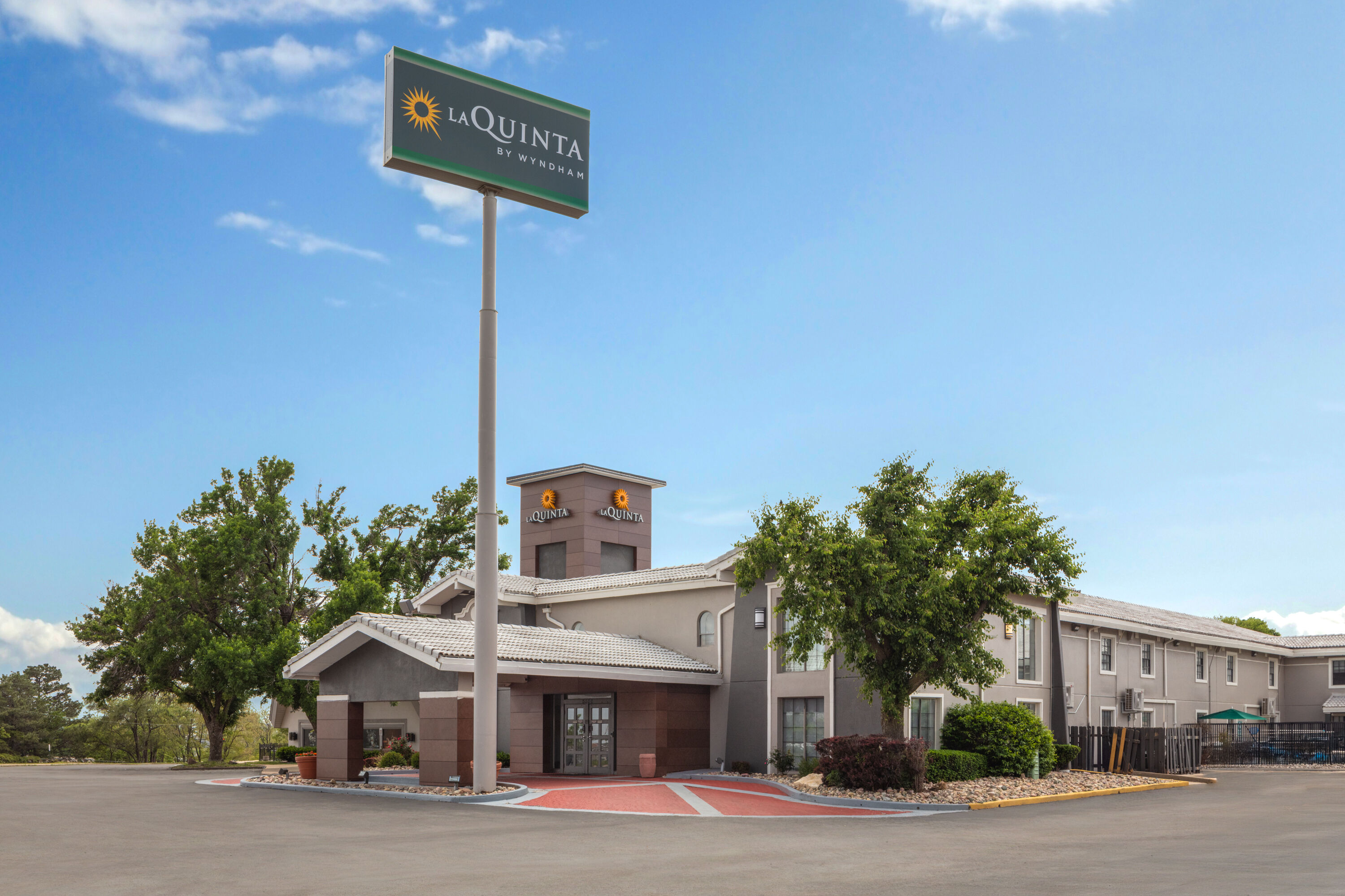 Exterior Day Image of La Quinta Inn by Wyndham Omaha West hotel in Omaha, Nebraska