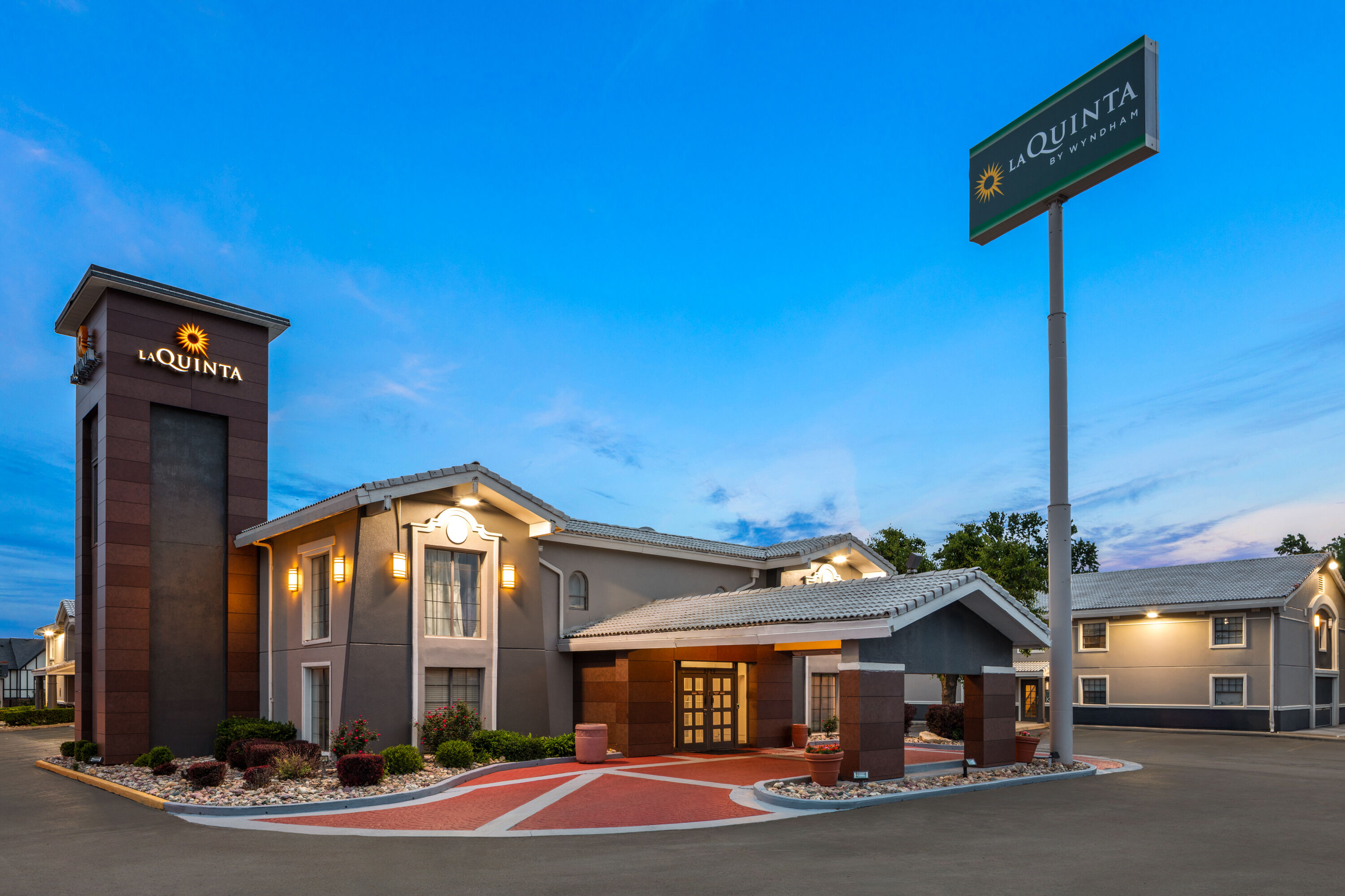 Exterior Dusk Image of La Quinta Inn by Wyndham Omaha West hotel in Omaha, Nebraska