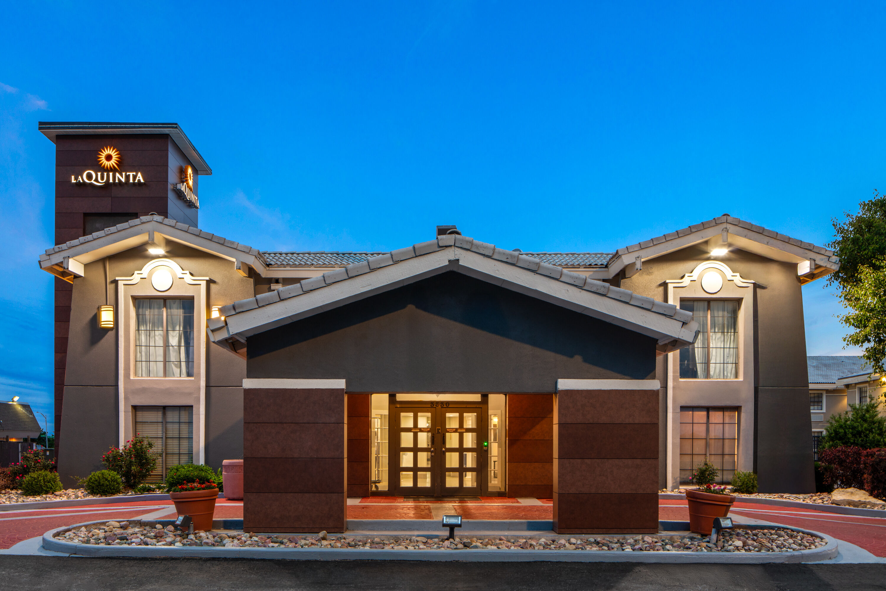 Exterior Dusk Image of La Quinta Inn by Wyndham Omaha West hotel in Omaha, Nebraska