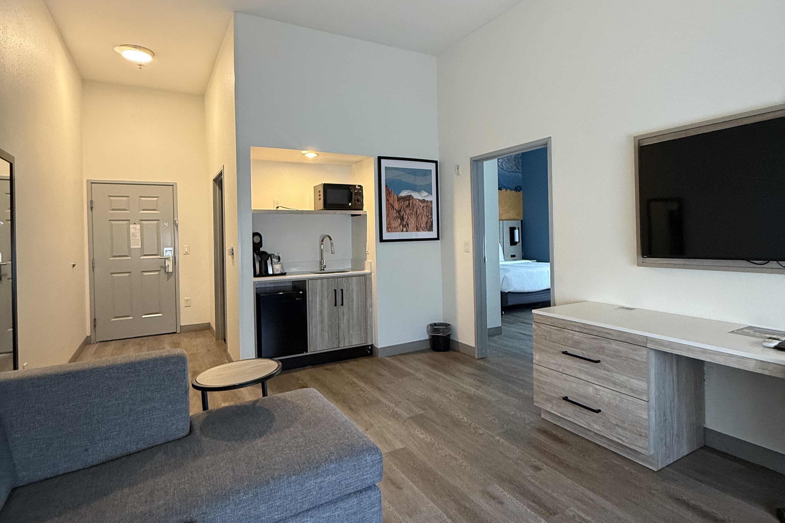 Guest room at the La Quinta Inn & Suites by Wyndham Albuquerque Midtown in Albuquerque, New Mexico