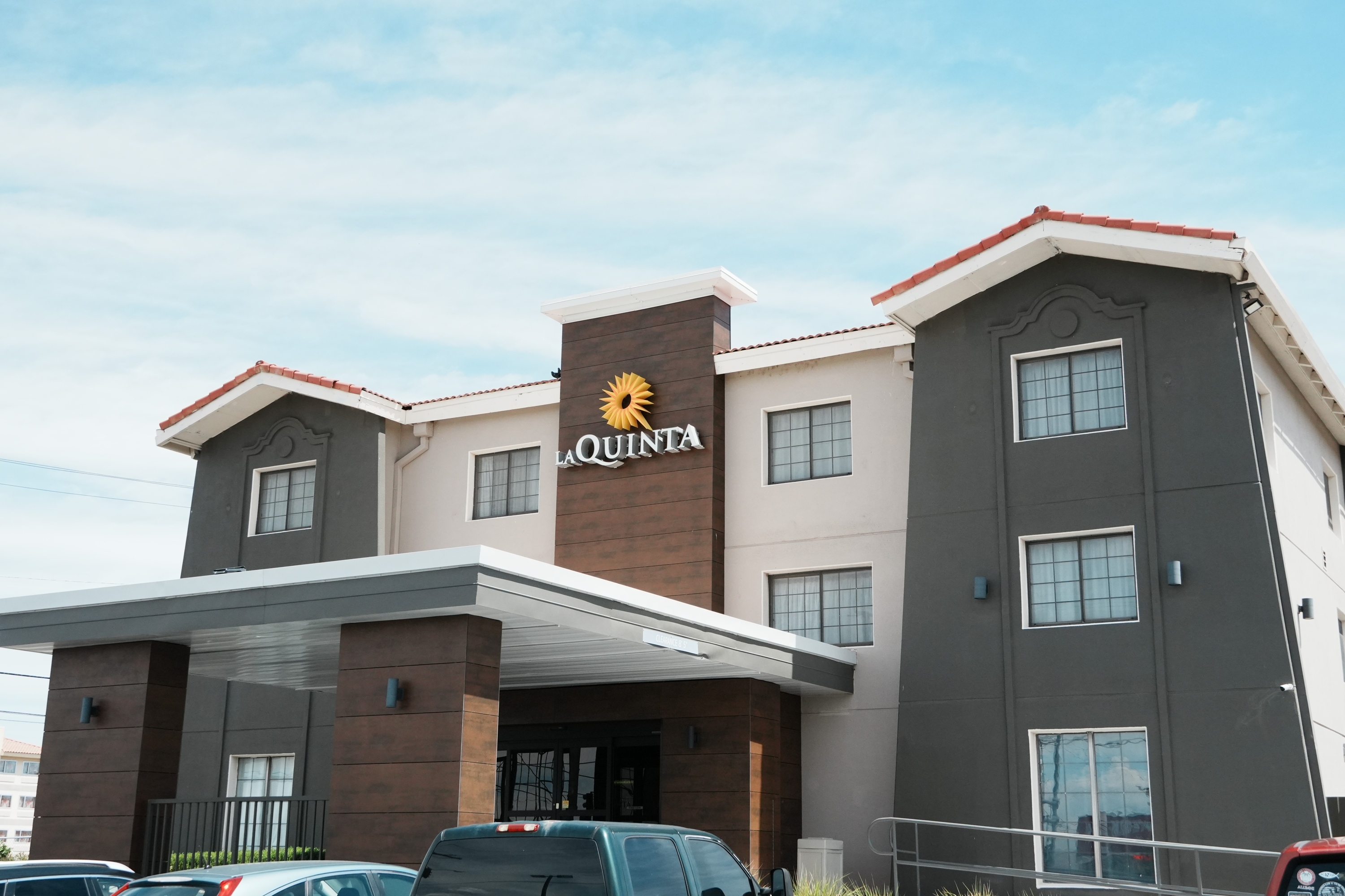 Exterior of La Quinta Inn by Wyndham Albuquerque Airport hotel in Albuquerque, New Mexico