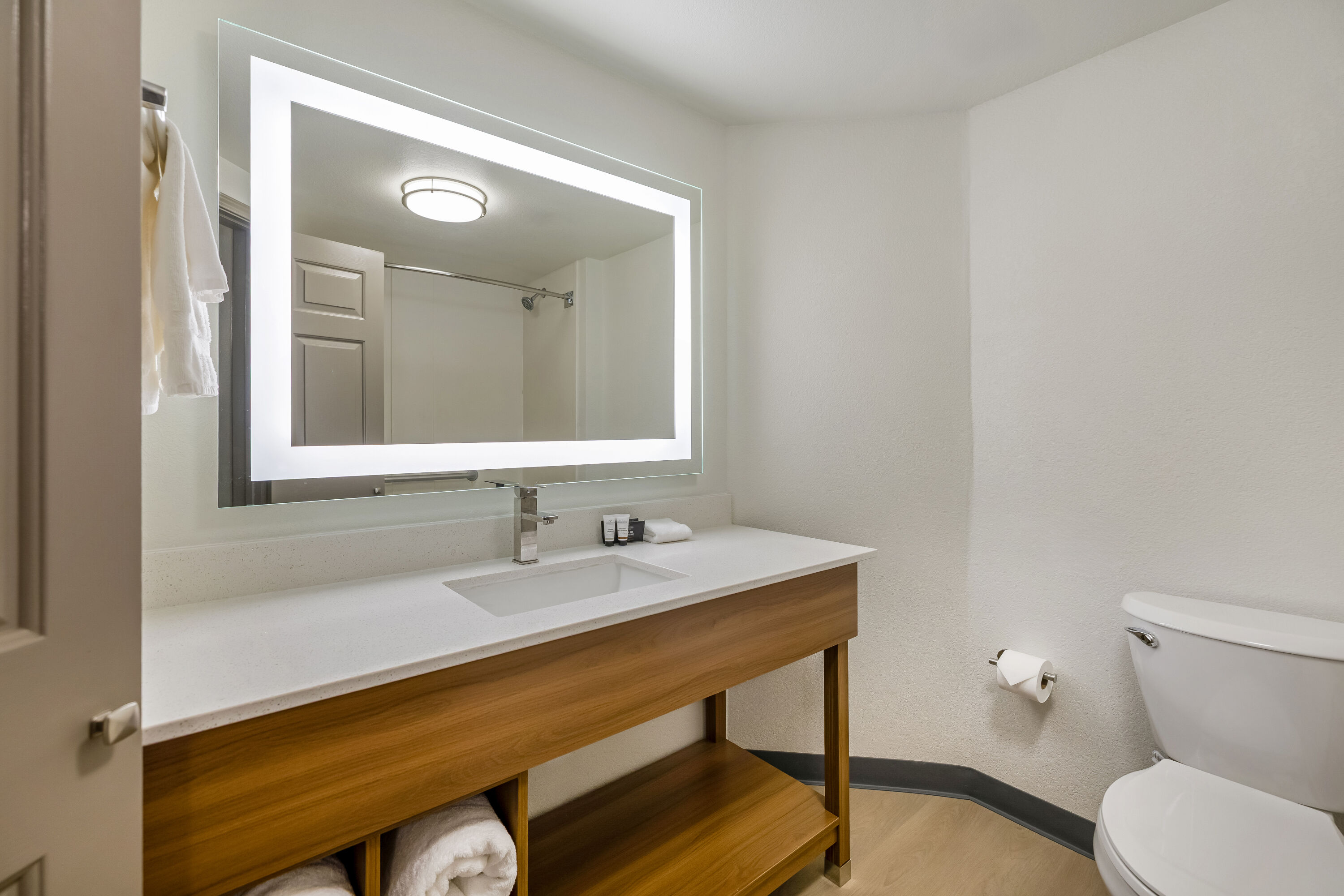 Guest room bath at the La Quinta Inn & Suites by Wyndham Albuquerque West in Albuquerque, New Mexico
