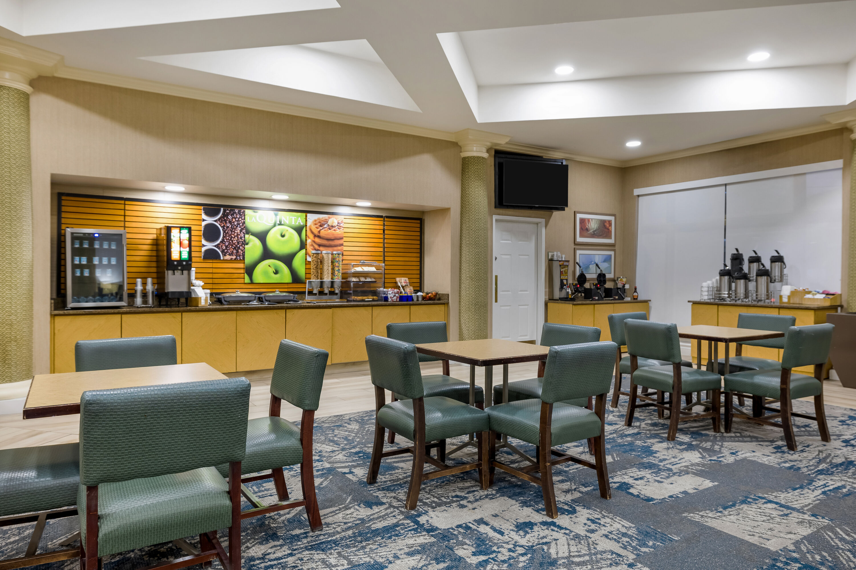 La Quinta Inn & Suites by Wyndham Albuquerque West restaurant breakfast area with seating in Albuquerque, New Mexico