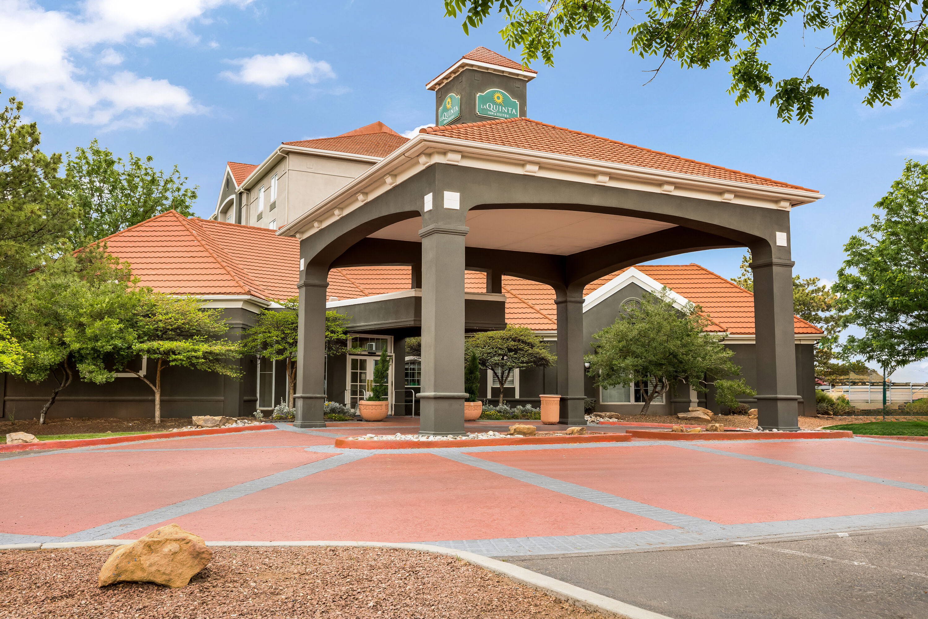 Exterior Day Image of La Quinta Inn & Suites by Wyndham Albuquerque West hotel in Albuquerque, New Mexico