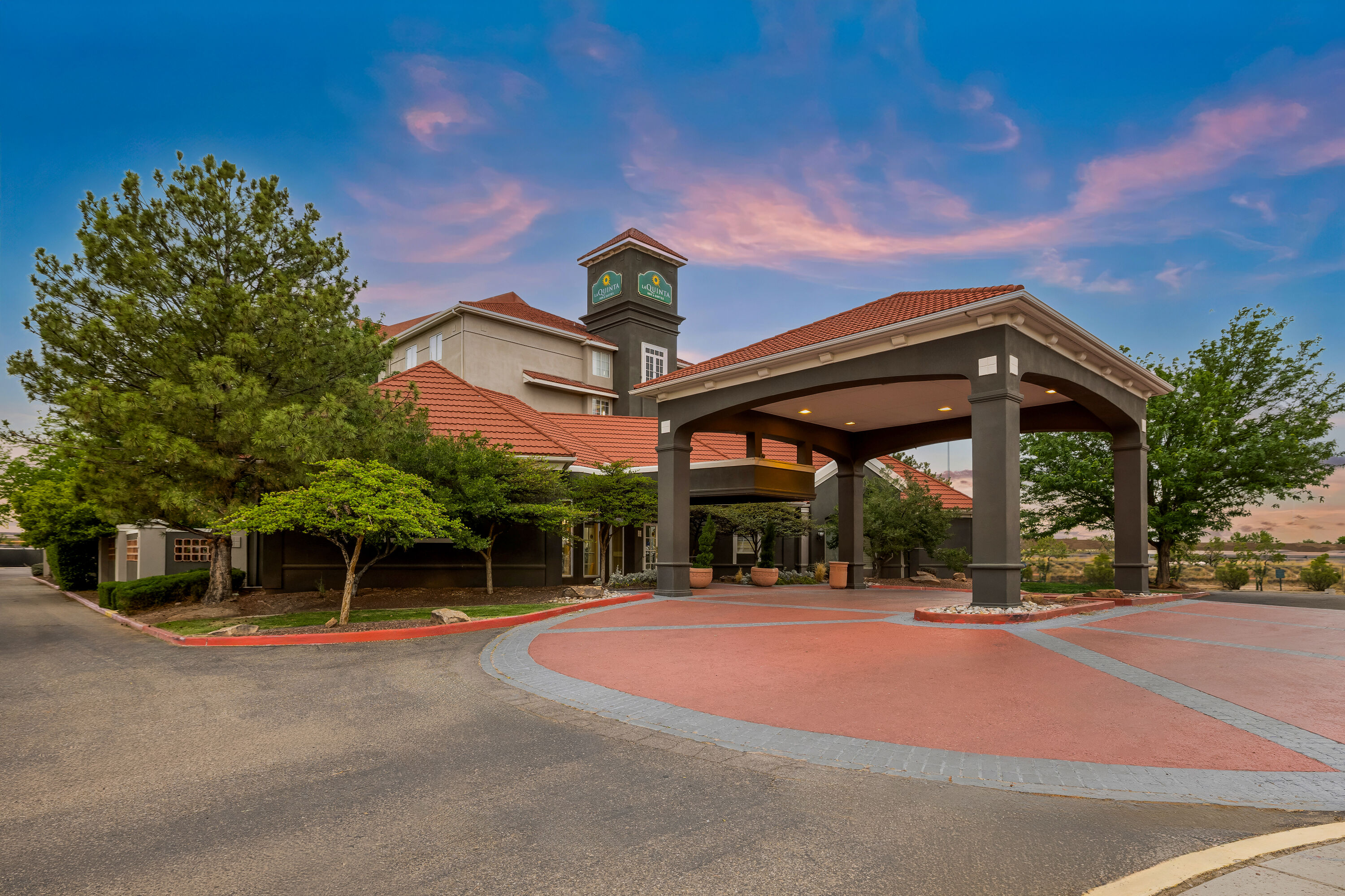 Exterior Dusk Image of La Quinta Inn & Suites by Wyndham Albuquerque West hotel in Albuquerque, New Mexico