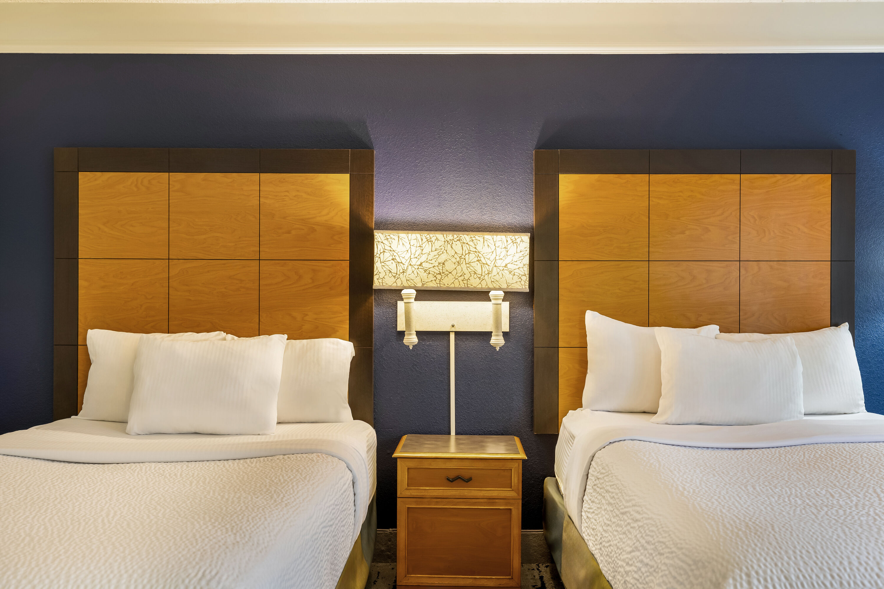Double bed guest room at the La Quinta Inn & Suites by Wyndham Albuquerque West in Albuquerque, New Mexico