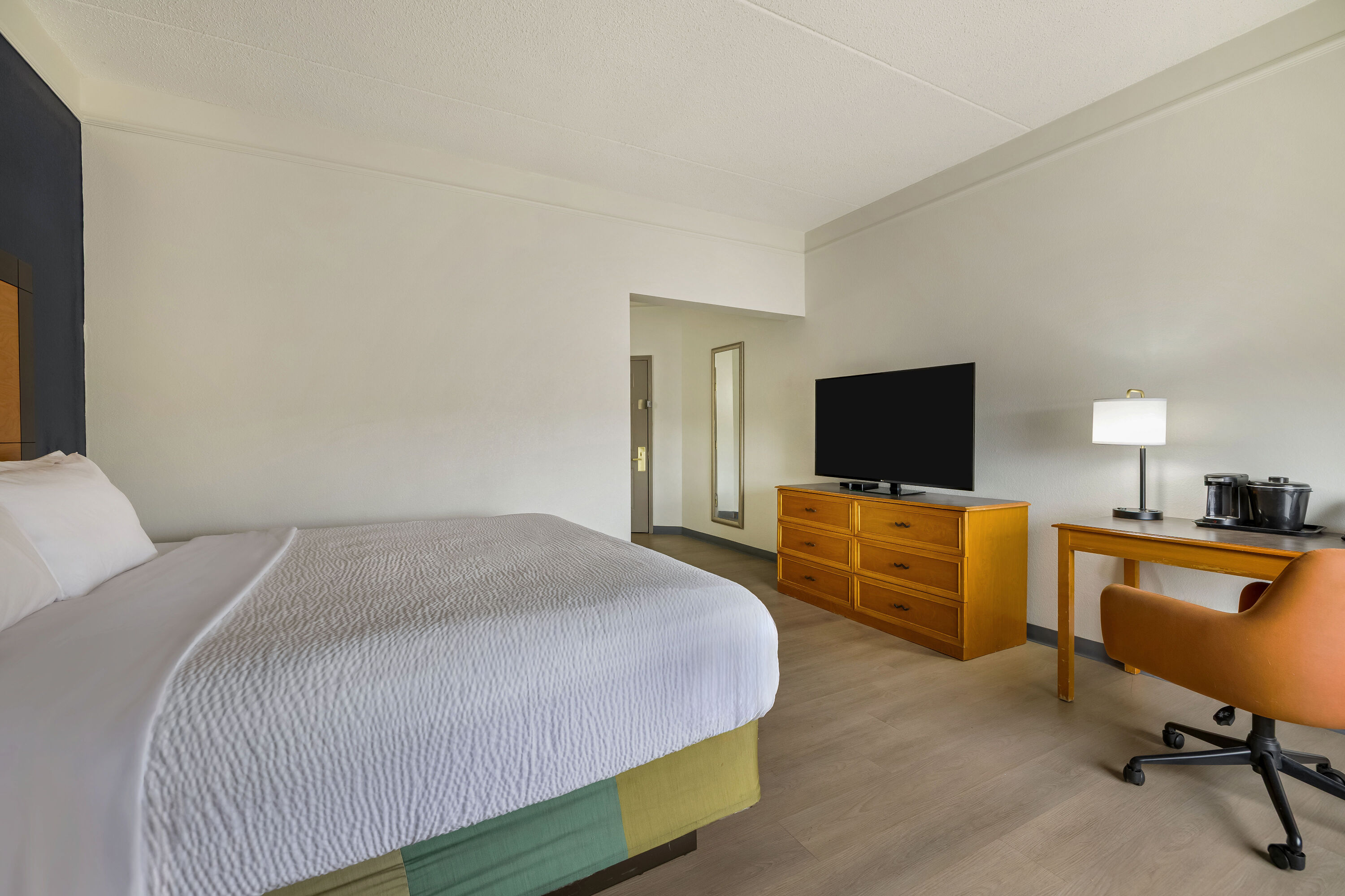 Double bed guest room at the La Quinta Inn & Suites by Wyndham Albuquerque West in Albuquerque, New Mexico