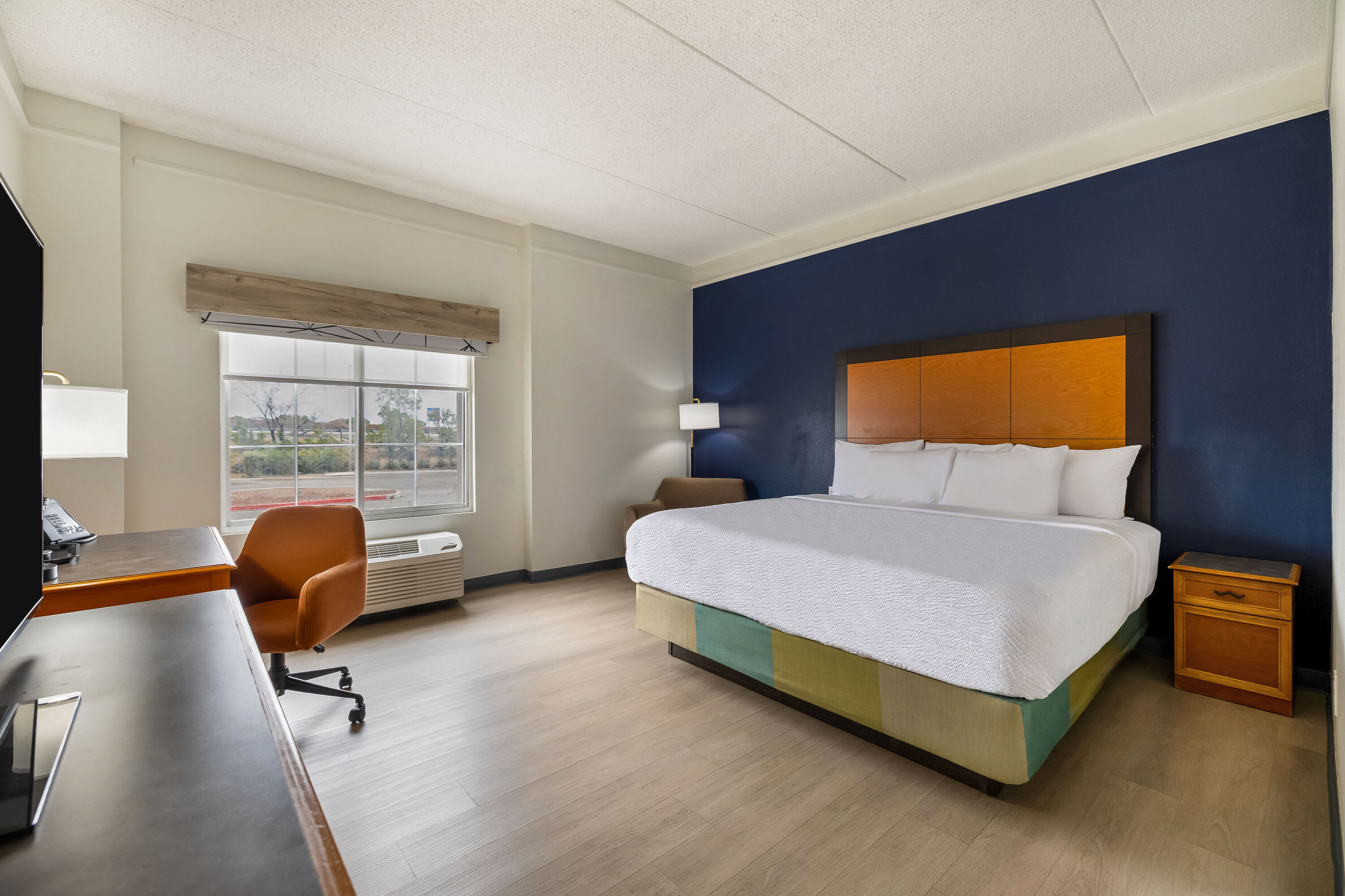 Double bed guest room at the La Quinta Inn & Suites by Wyndham Albuquerque West in Albuquerque, New Mexico