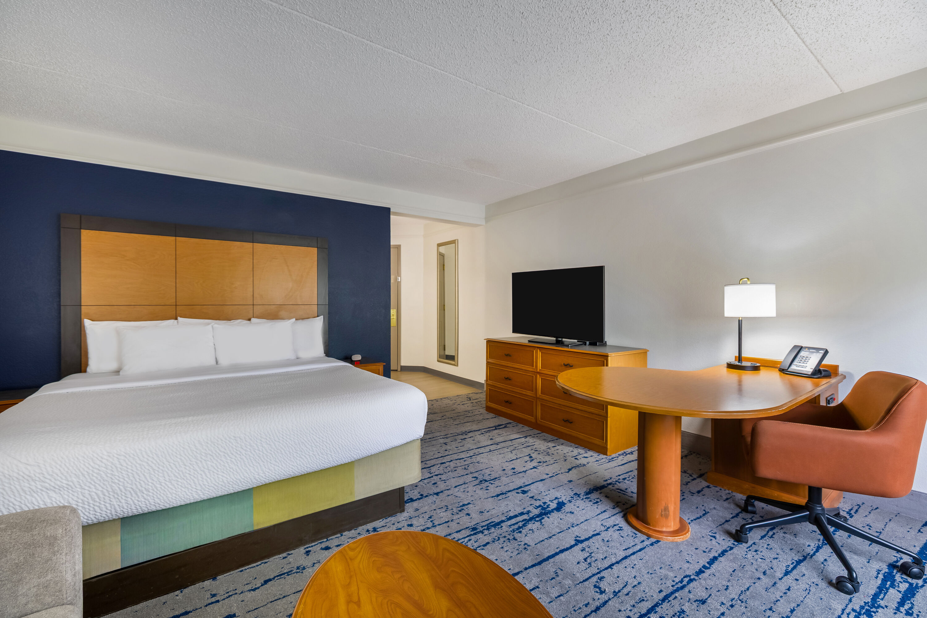 King bed guest room at the La Quinta Inn & Suites by Wyndham Albuquerque West in Albuquerque, New Mexico
