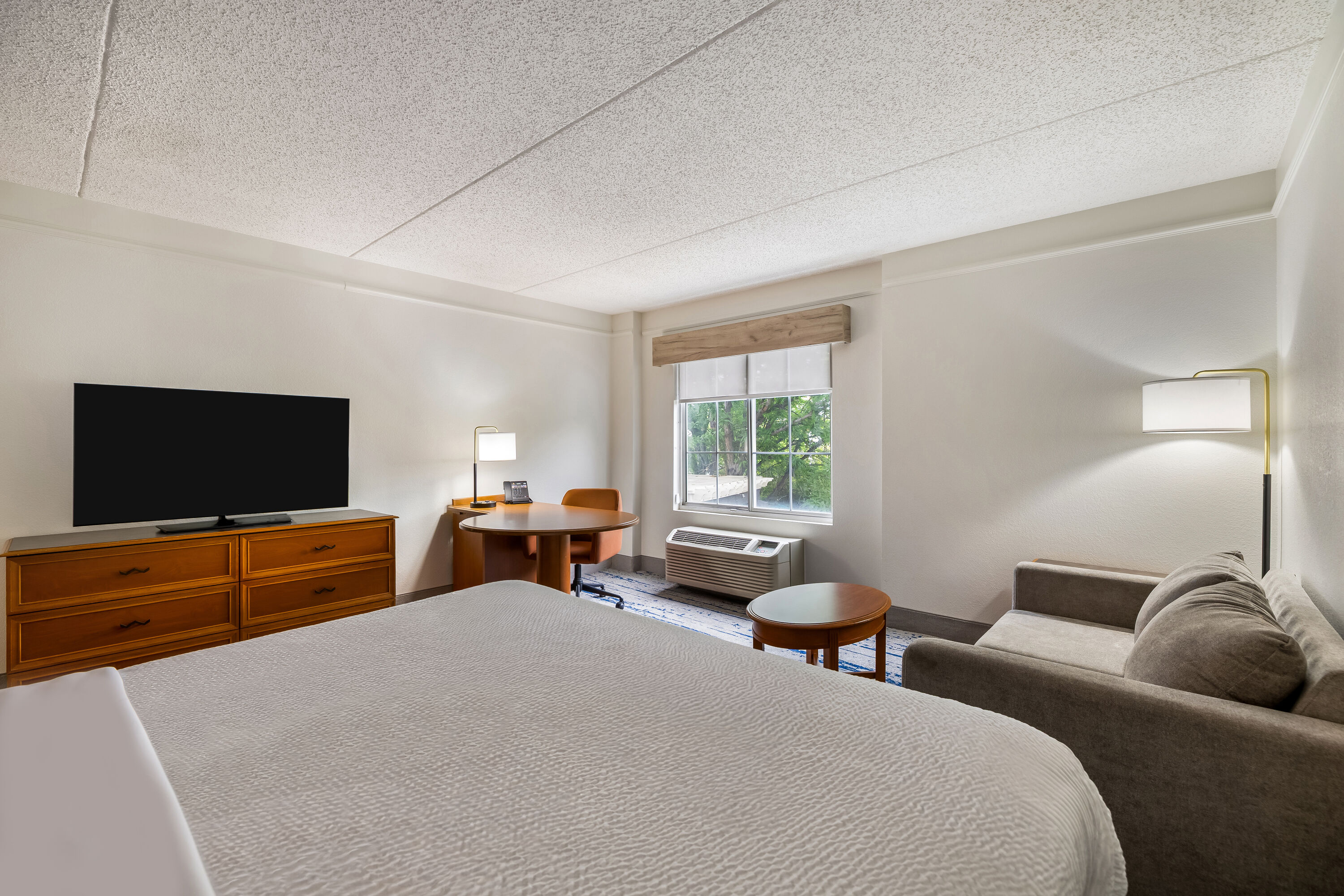 King bed guest room at the La Quinta Inn & Suites by Wyndham Albuquerque West in Albuquerque, New Mexico