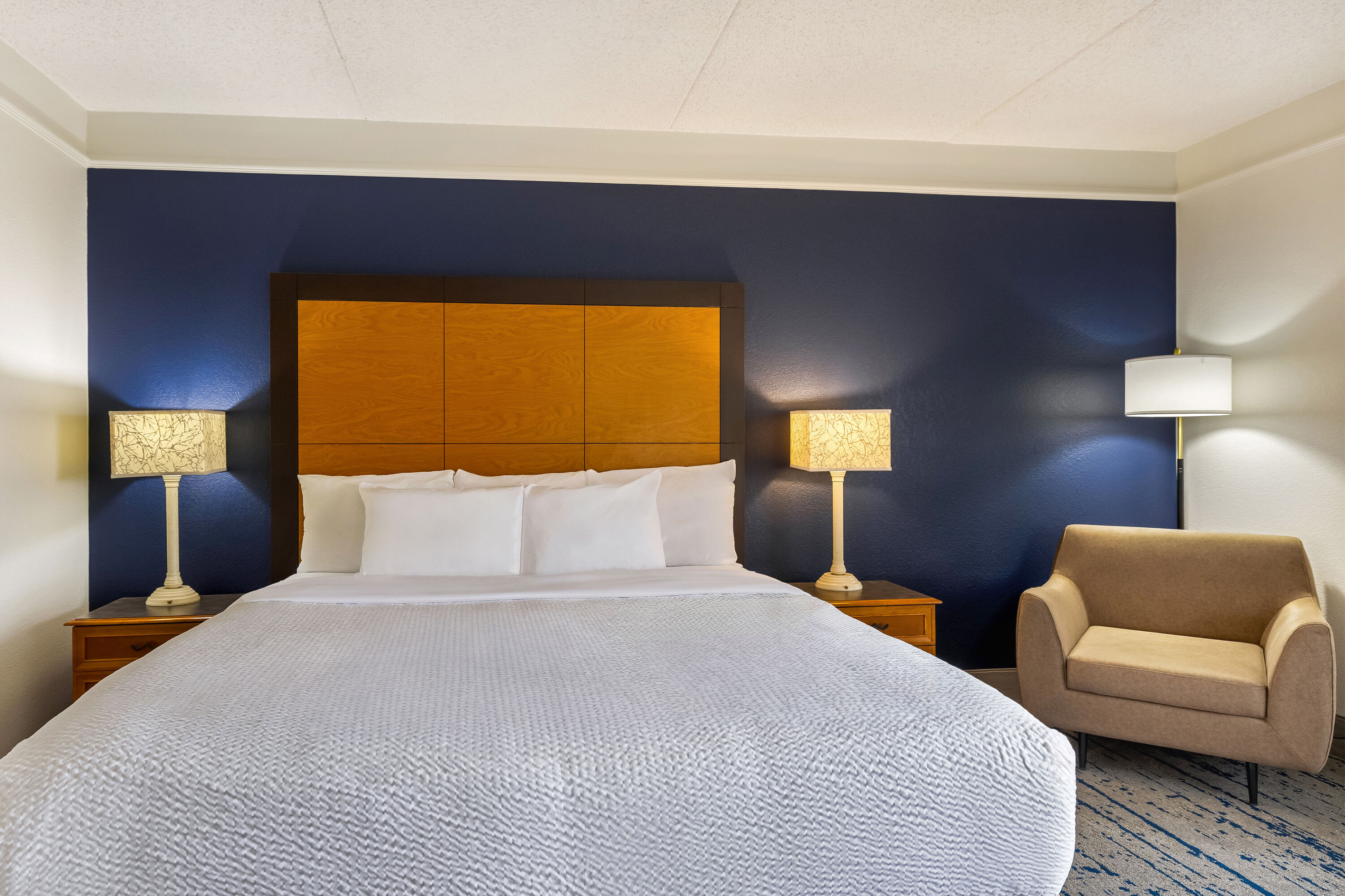 King bed guest room at the La Quinta Inn & Suites by Wyndham Albuquerque West in Albuquerque, New Mexico