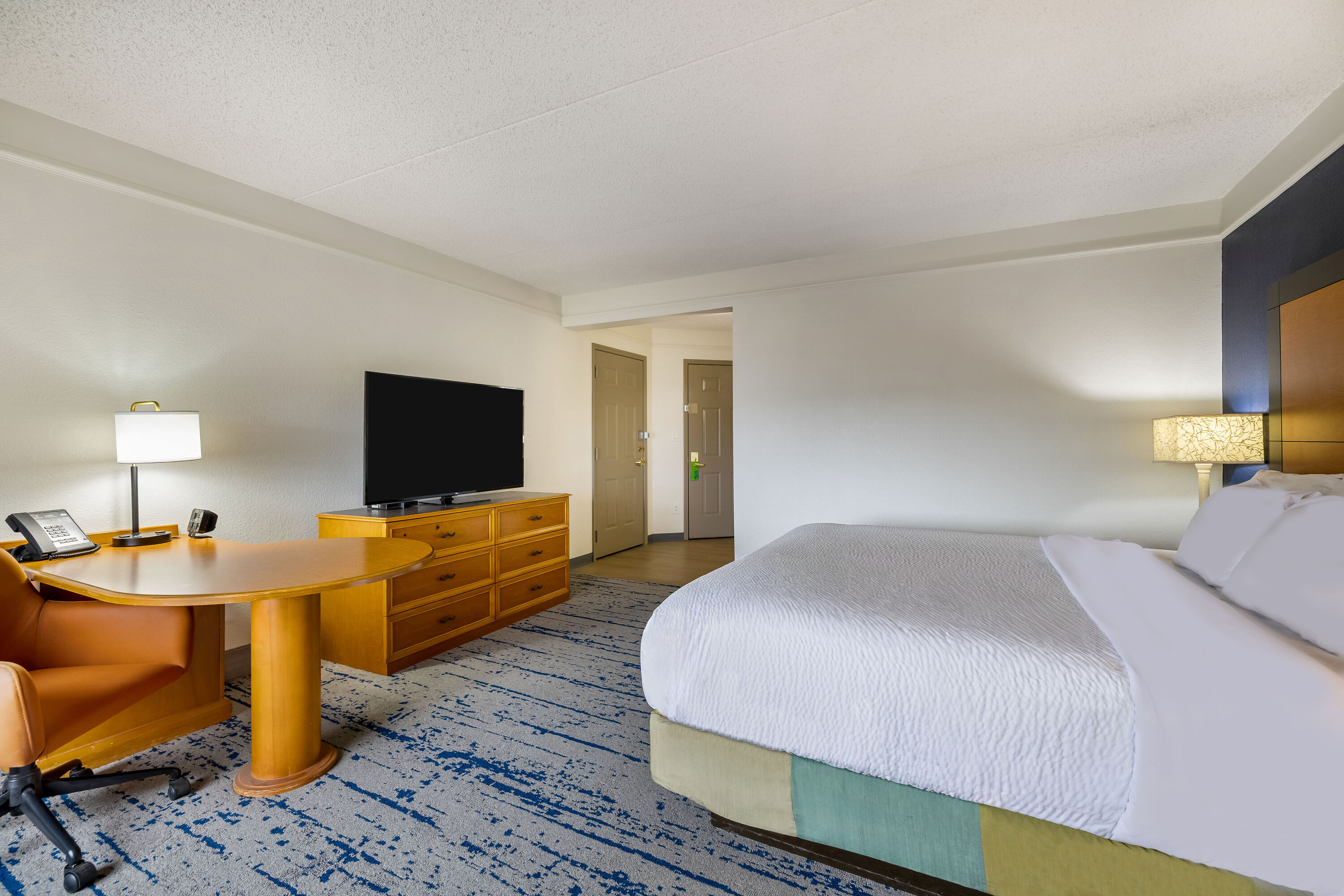 King bed guest room at the La Quinta Inn & Suites by Wyndham Albuquerque West in Albuquerque, New Mexico