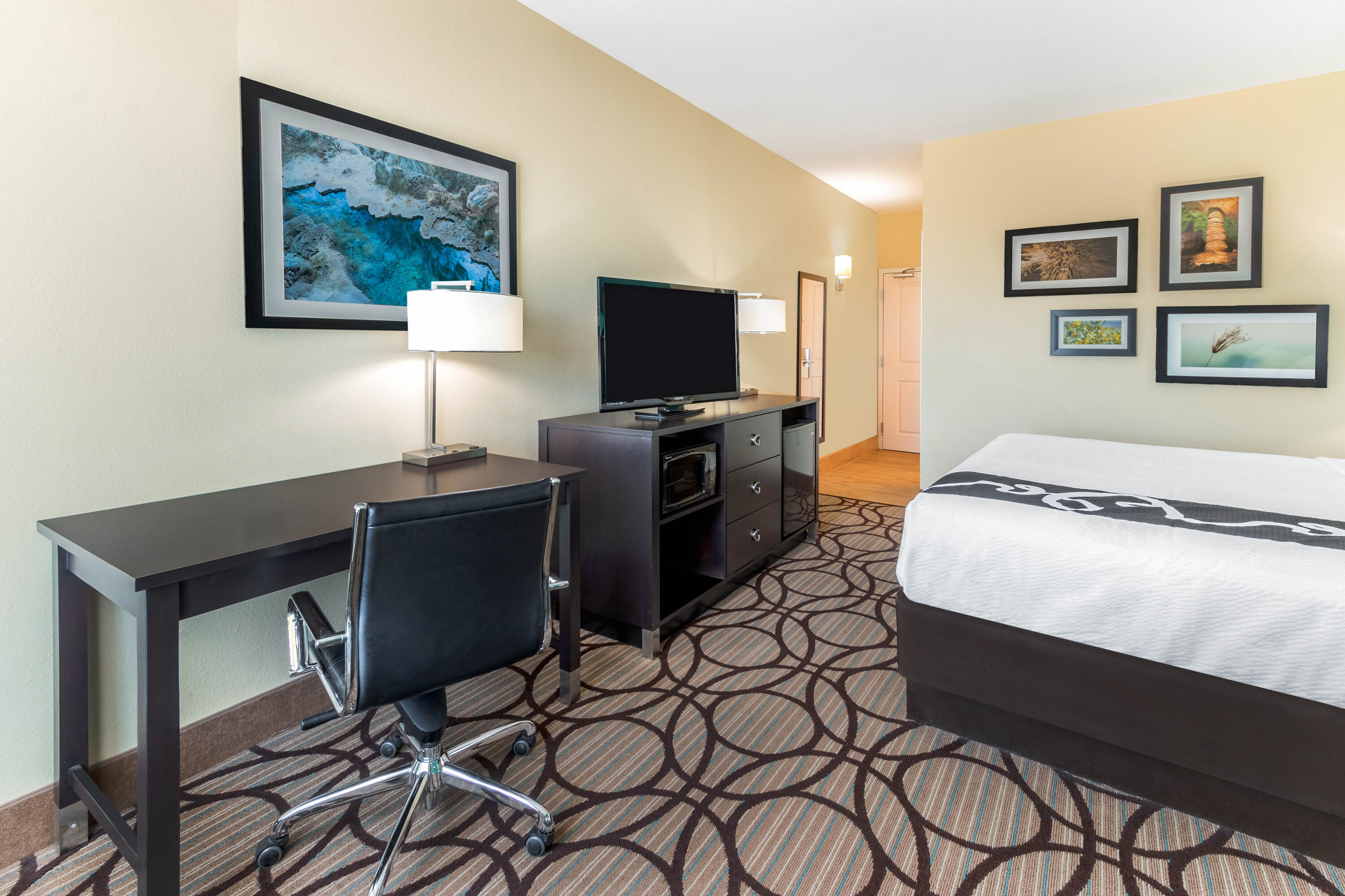 Guest room at the La Quinta Inn & Suites by Wyndham Carlsbad in Carlsbad, New Mexico