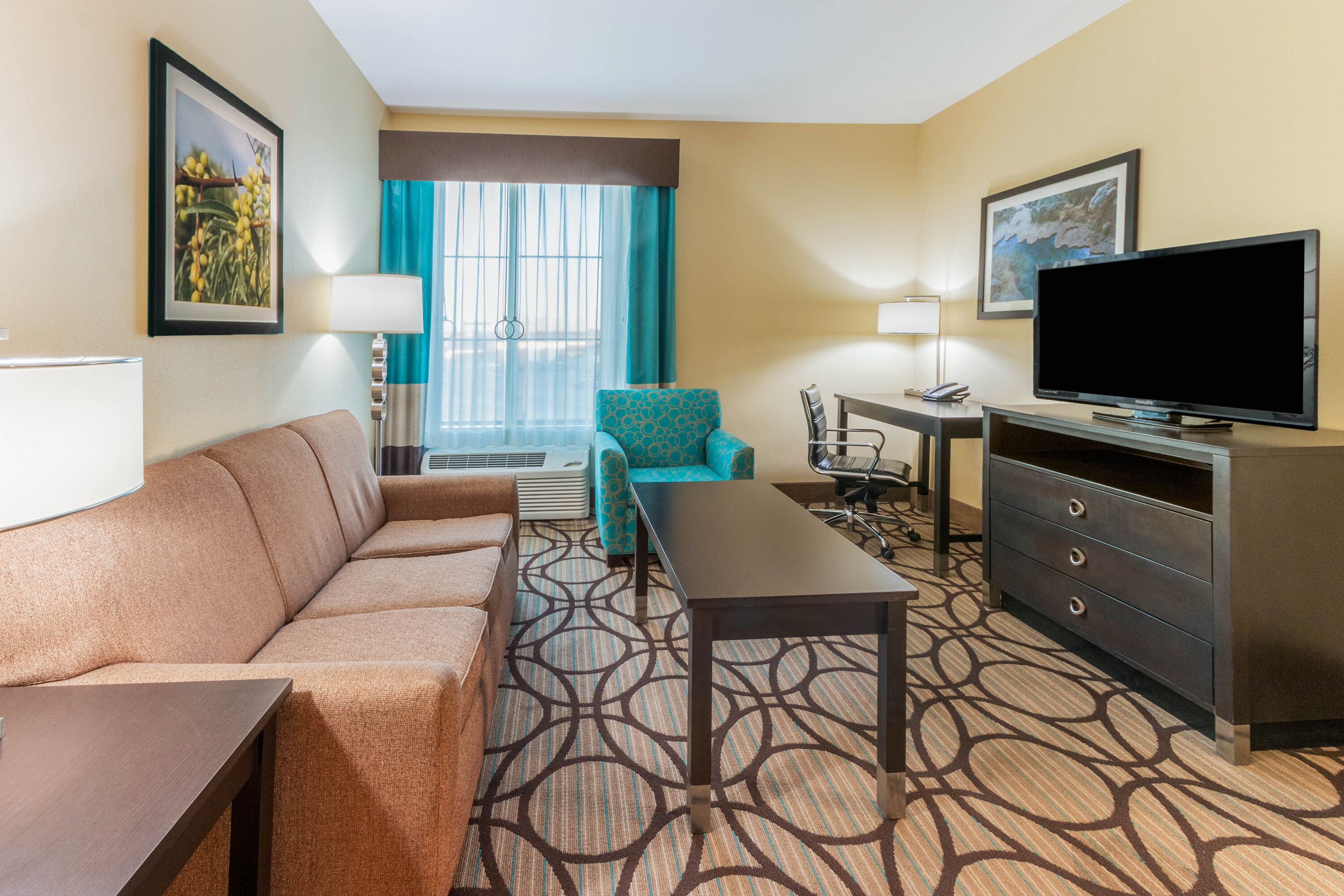La Quinta Inn & Suites by Wyndham Carlsbad suite in Carlsbad, New Mexico
