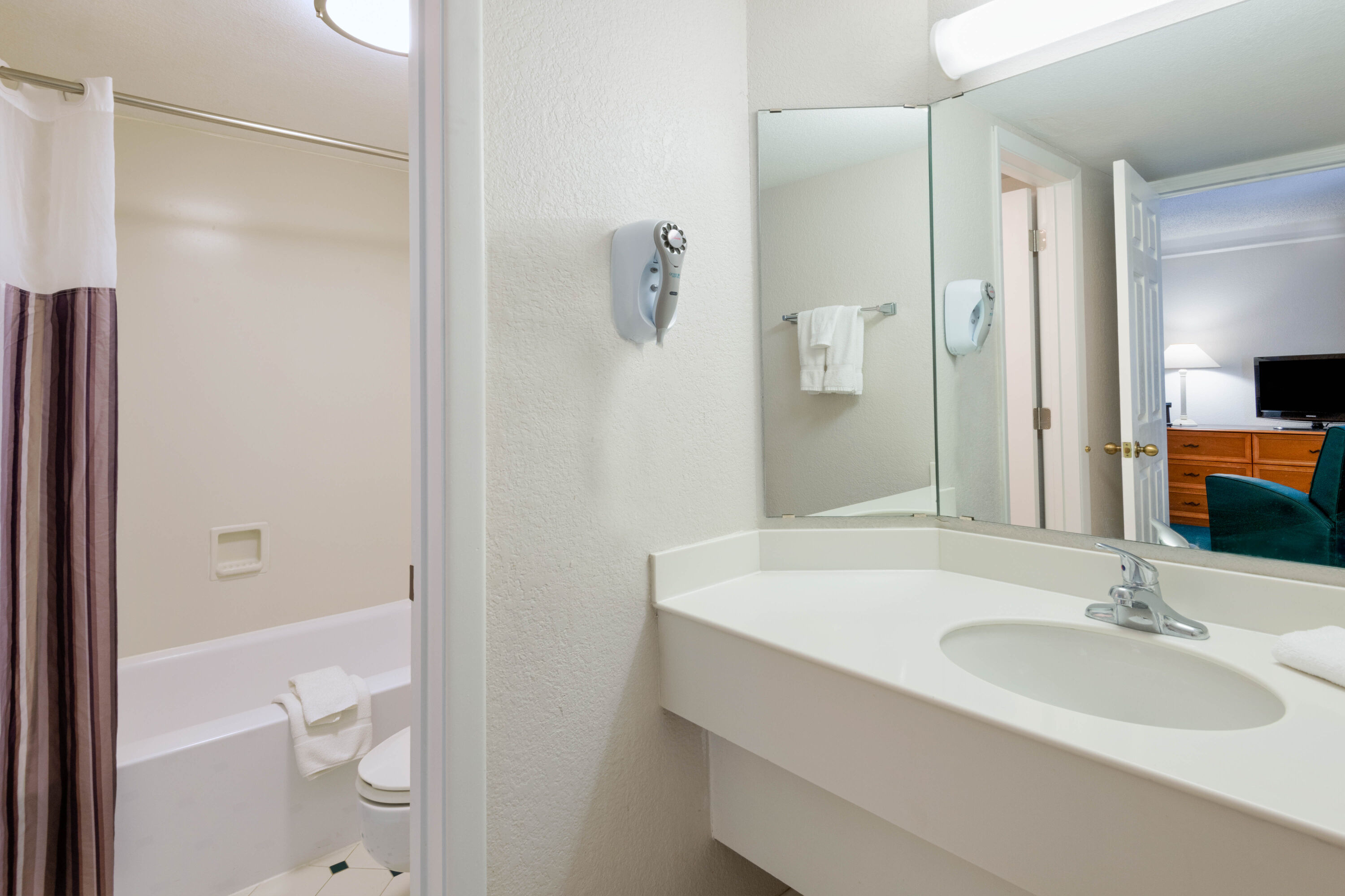 Guest room bath at the La Quinta Inn by Wyndham Farmington in Farmington, New Mexico