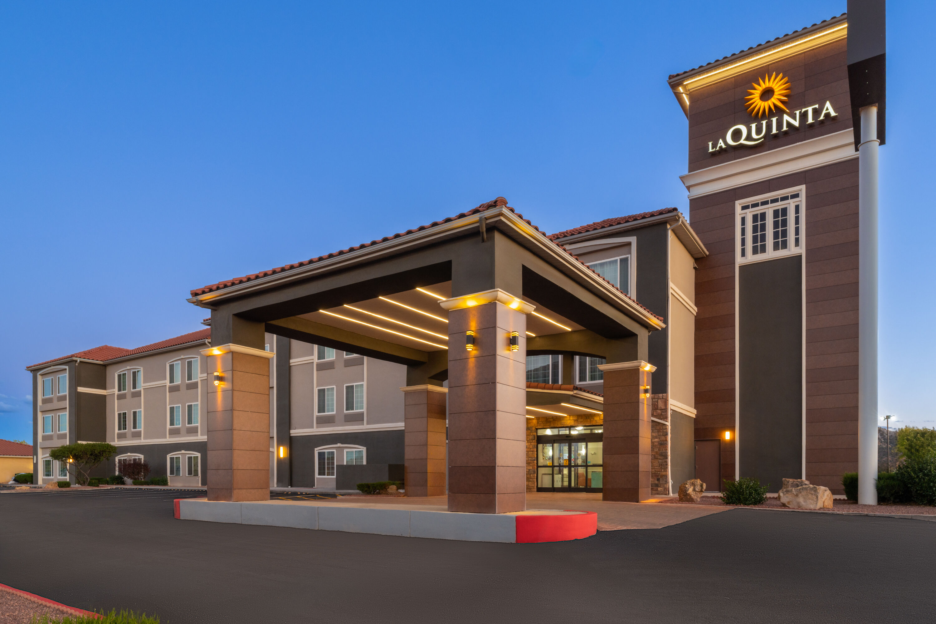 Exterior Dusk Image of La Quinta Inn & Suites by Wyndham Gallup hotel in Gallup, New Mexico