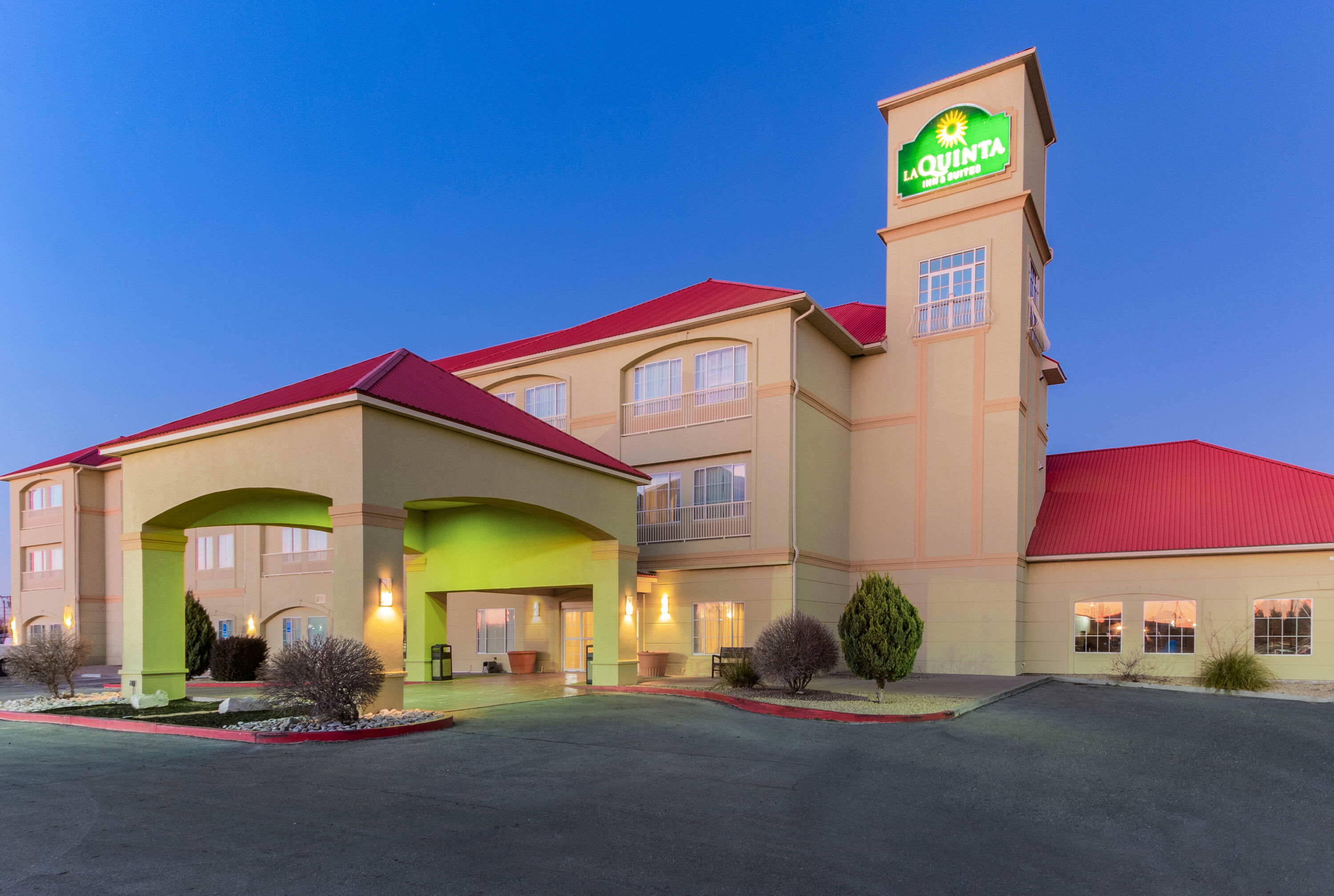 Exterior Dusk Image of La Quinta Inn & Suites by Wyndham Hobbs hotel in Hobbs, New Mexico