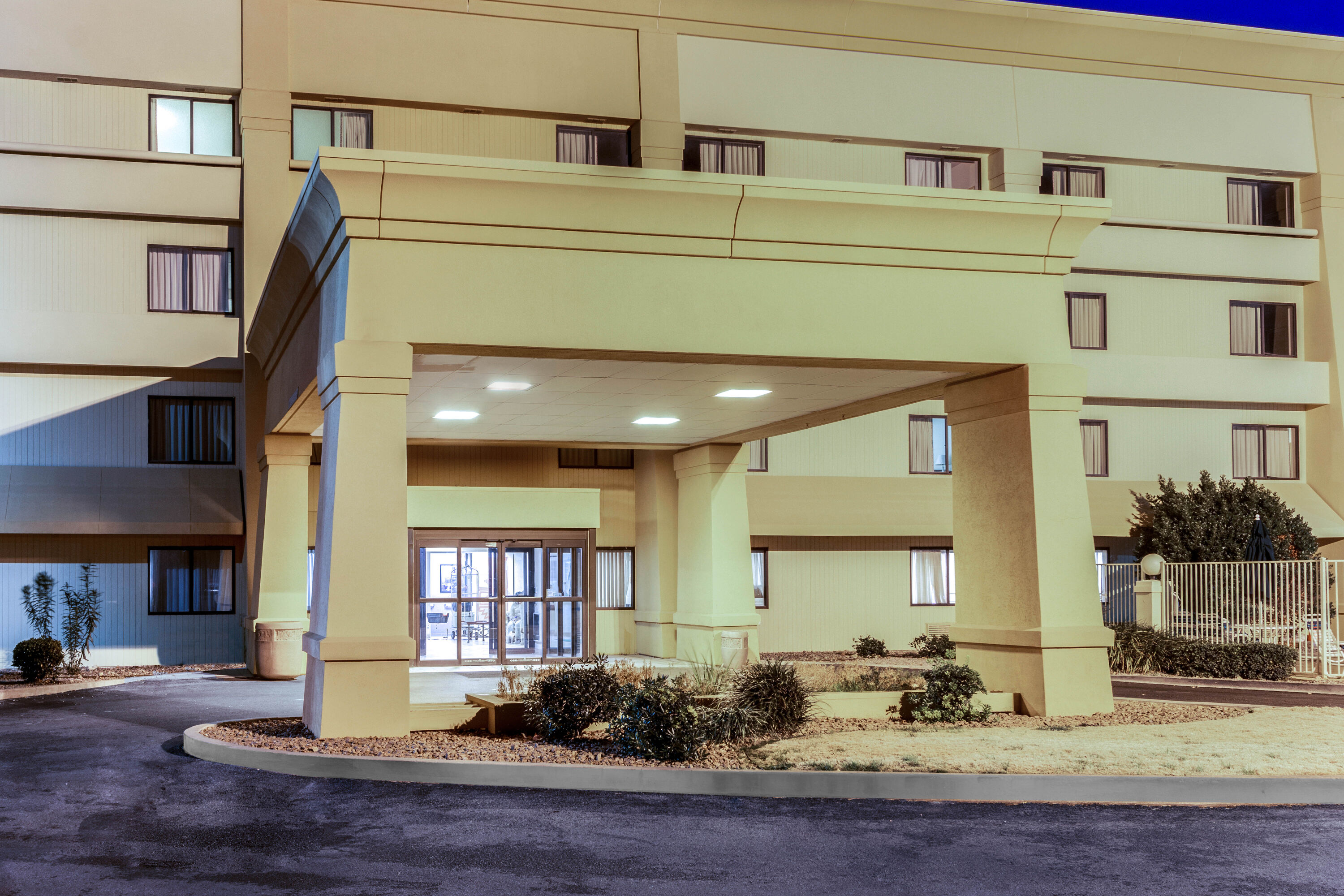 Exterior Dusk Image of La Quinta Inn & Suites by Wyndham Las Cruces Organ Mountain hotel in Las Cruces, New Mexico