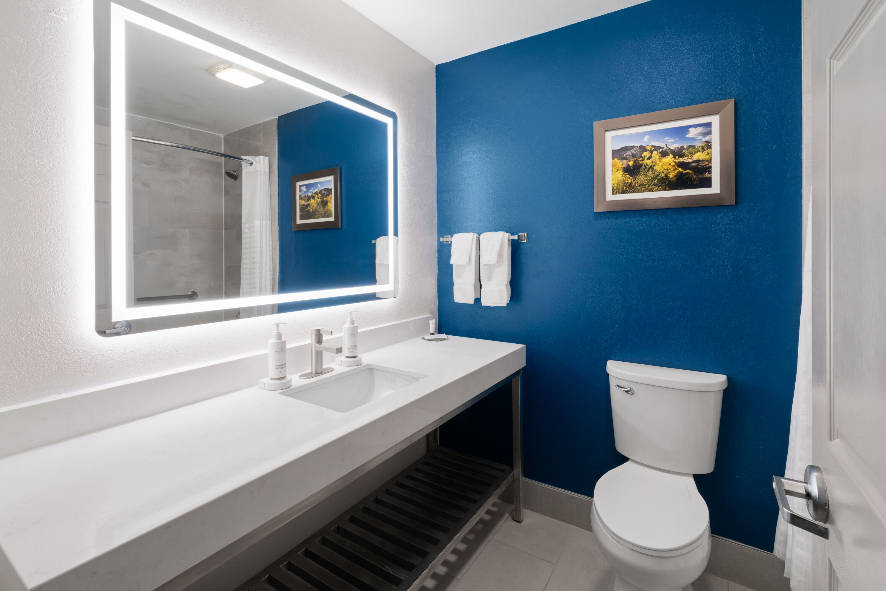 Guest room bath at the La Quinta Inn & Suites by Wyndham Ruidoso Downs in Ruidoso Downs, New Mexico