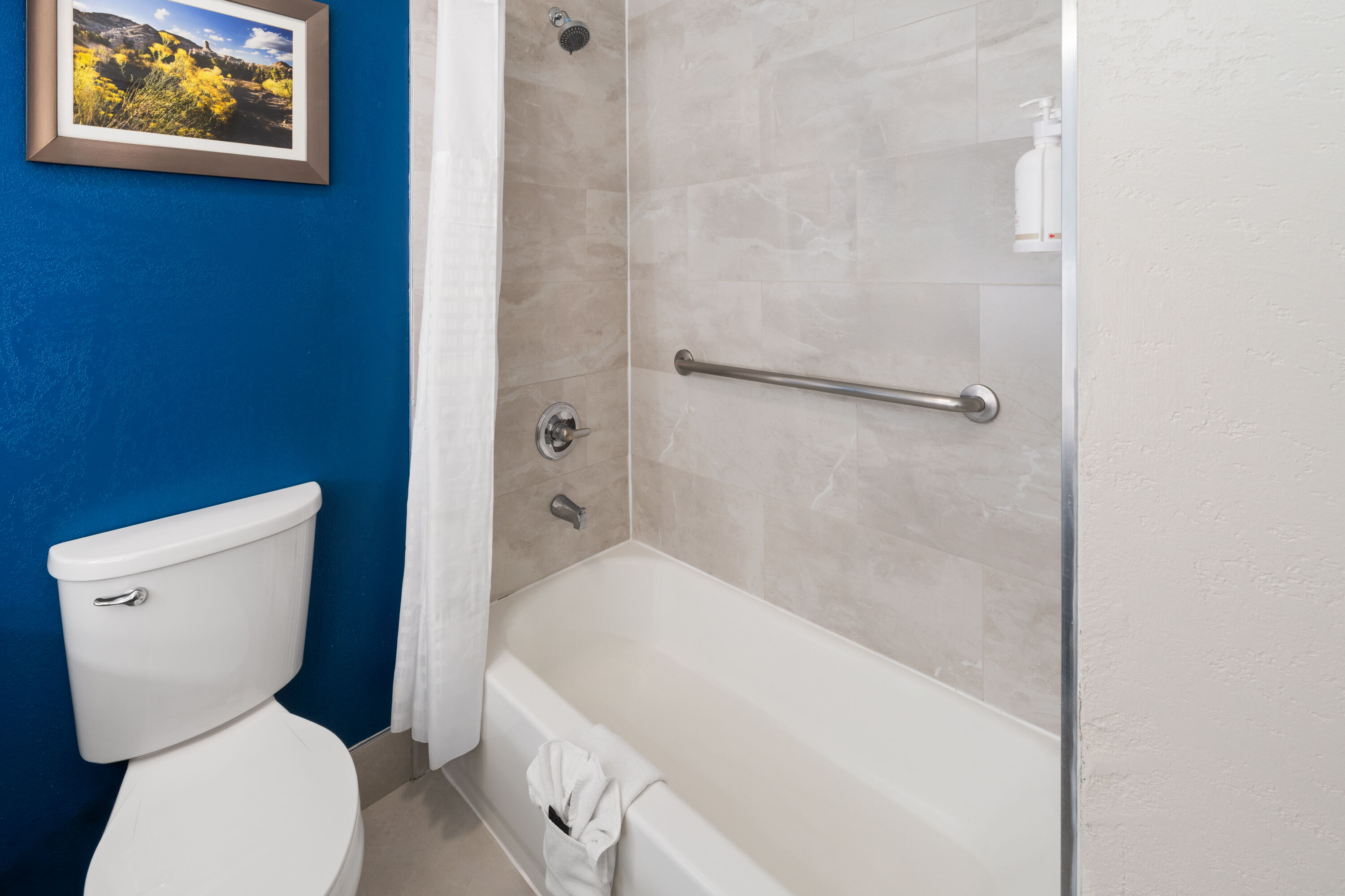 Guest room bath at the La Quinta Inn & Suites by Wyndham Ruidoso Downs in Ruidoso Downs, New Mexico