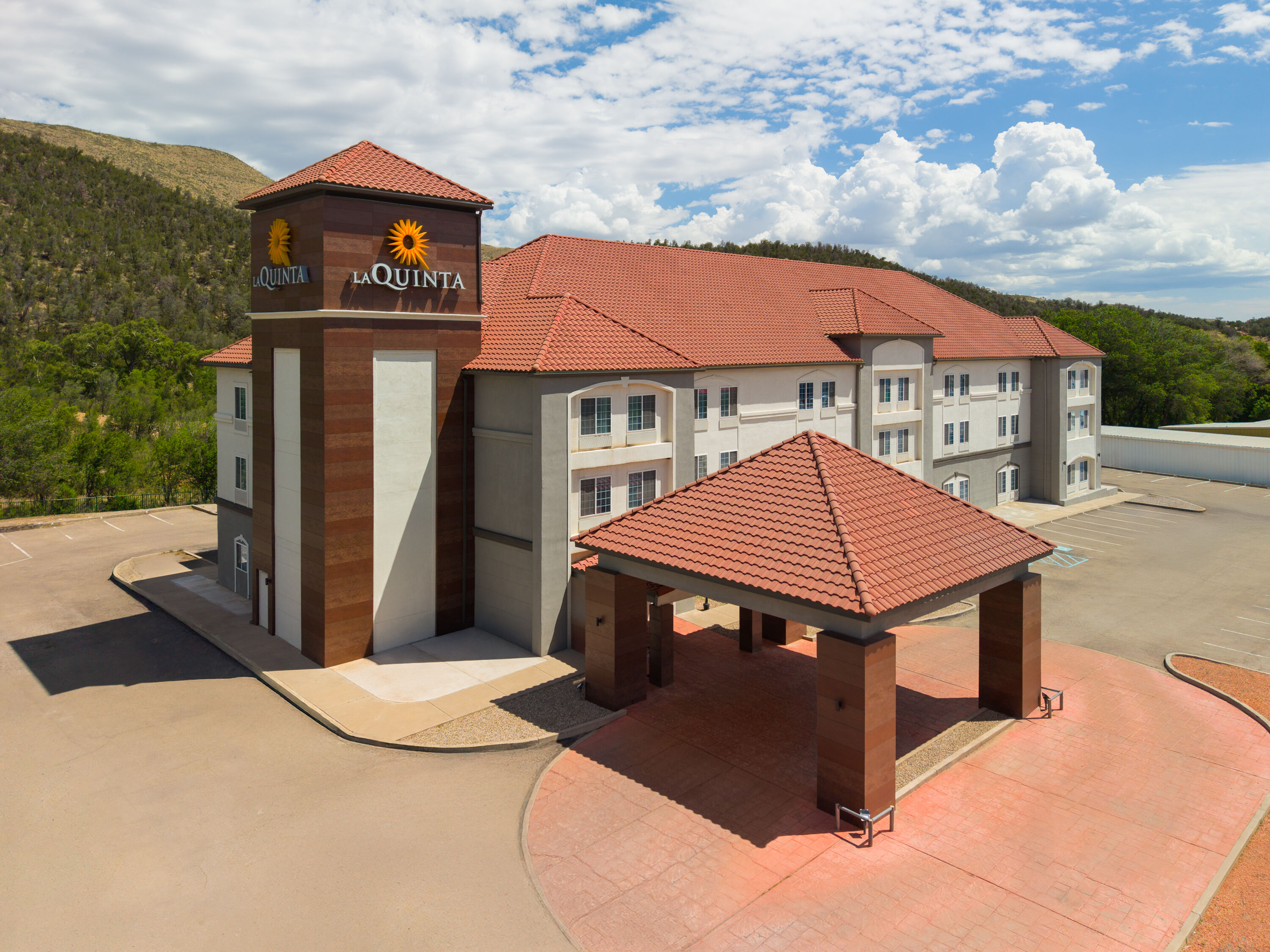 Exterior Day Image of La Quinta Inn & Suites by Wyndham Ruidoso Downs hotel in Ruidoso Downs, New Mexico