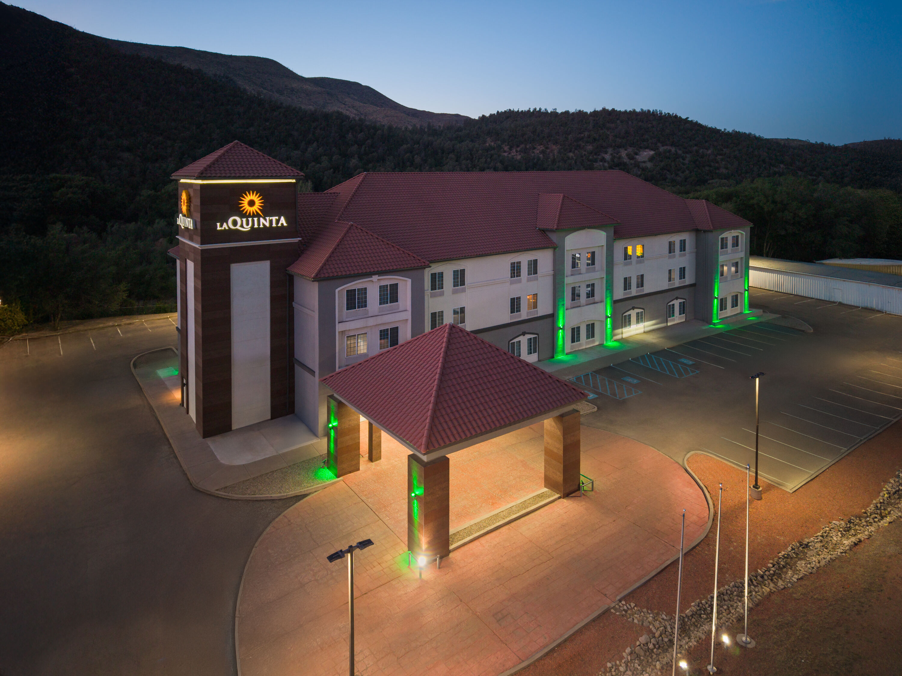 Exterior Dusk Image of La Quinta Inn & Suites by Wyndham Ruidoso Downs hotel in Ruidoso Downs, New Mexico