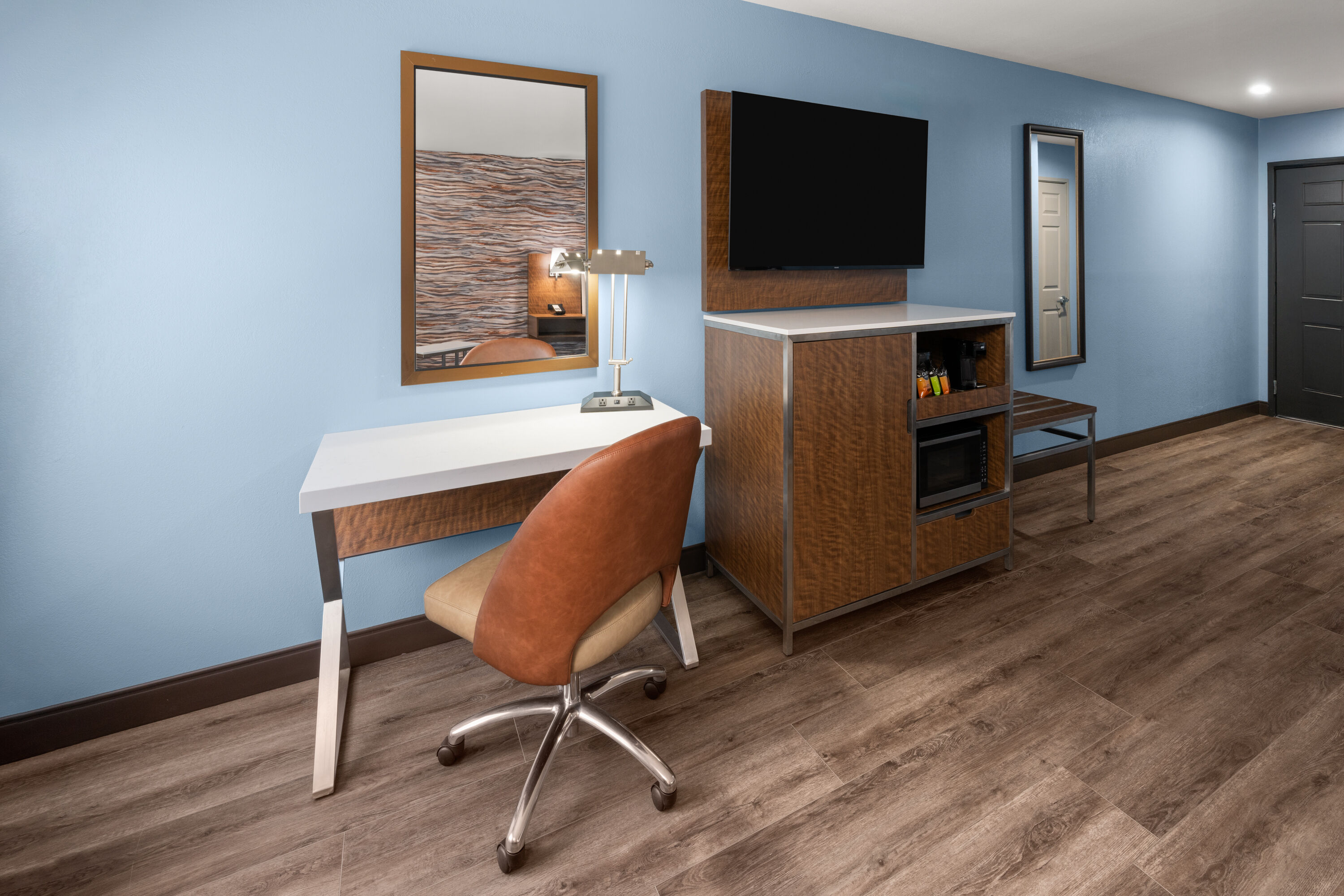 Guest room at the La Quinta Inn & Suites by Wyndham Ruidoso Downs in Ruidoso Downs, New Mexico