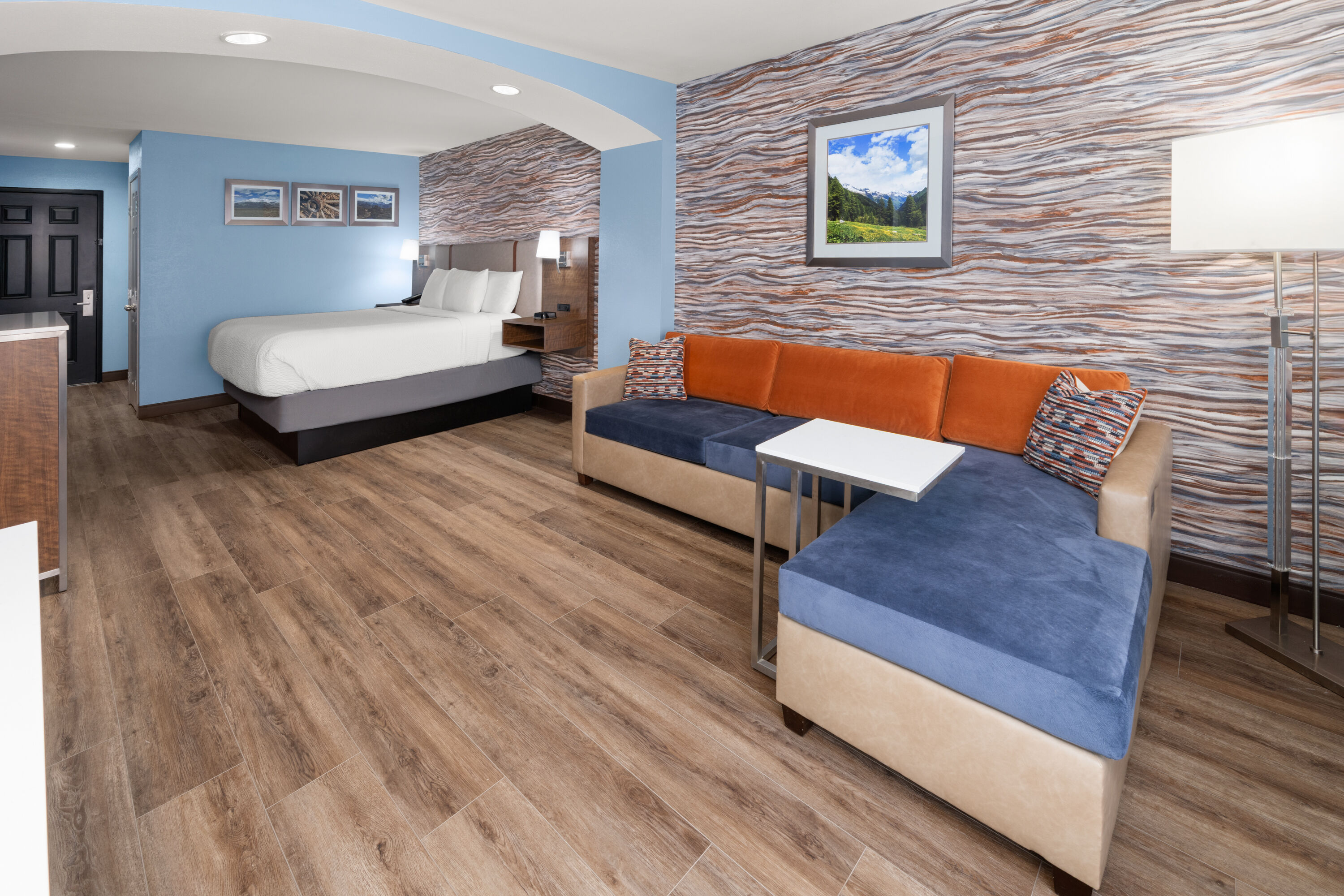 Guest room at the La Quinta Inn & Suites by Wyndham Ruidoso Downs in Ruidoso Downs, New Mexico
