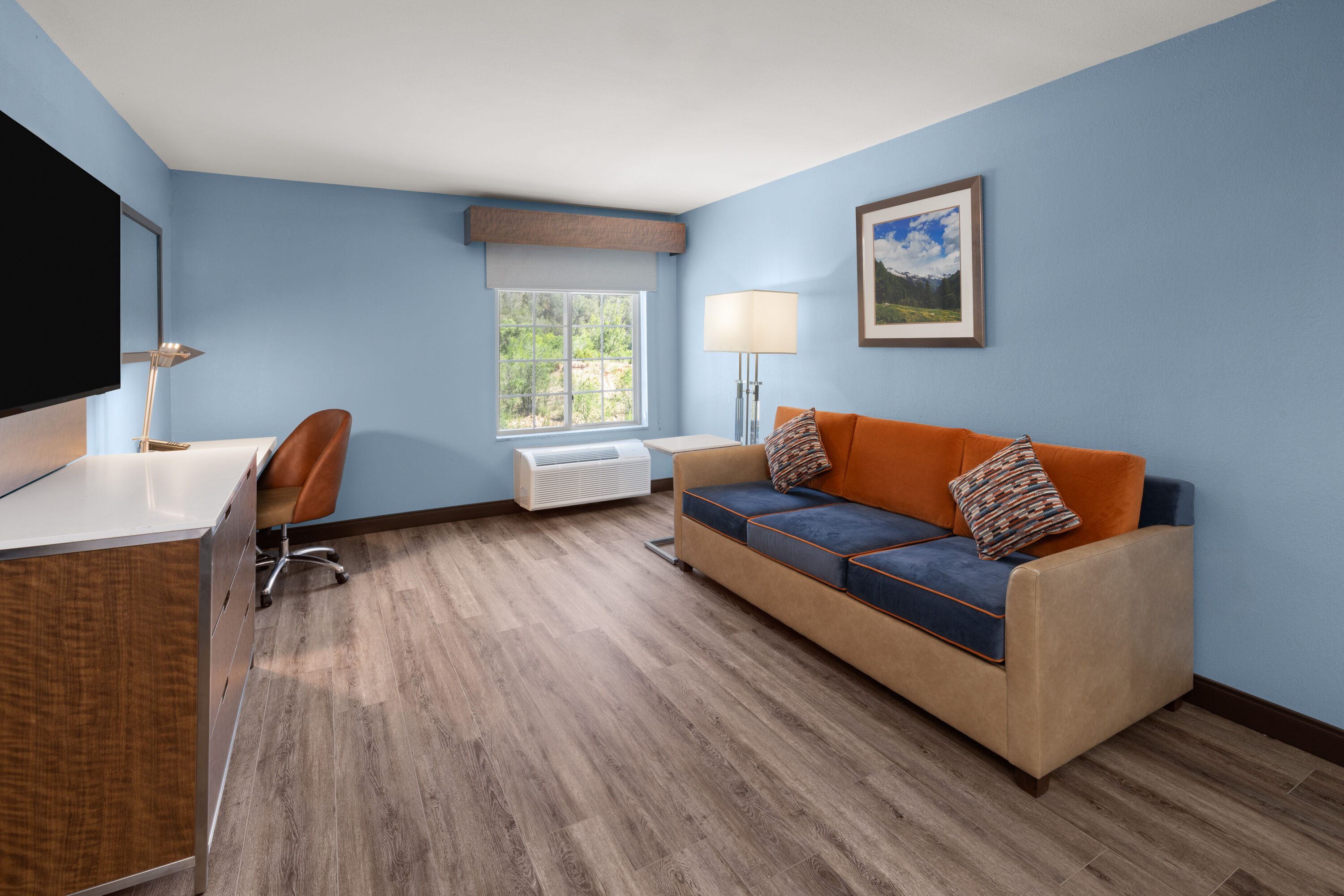 La Quinta Inn & Suites by Wyndham Ruidoso Downs suite in Ruidoso Downs, New Mexico