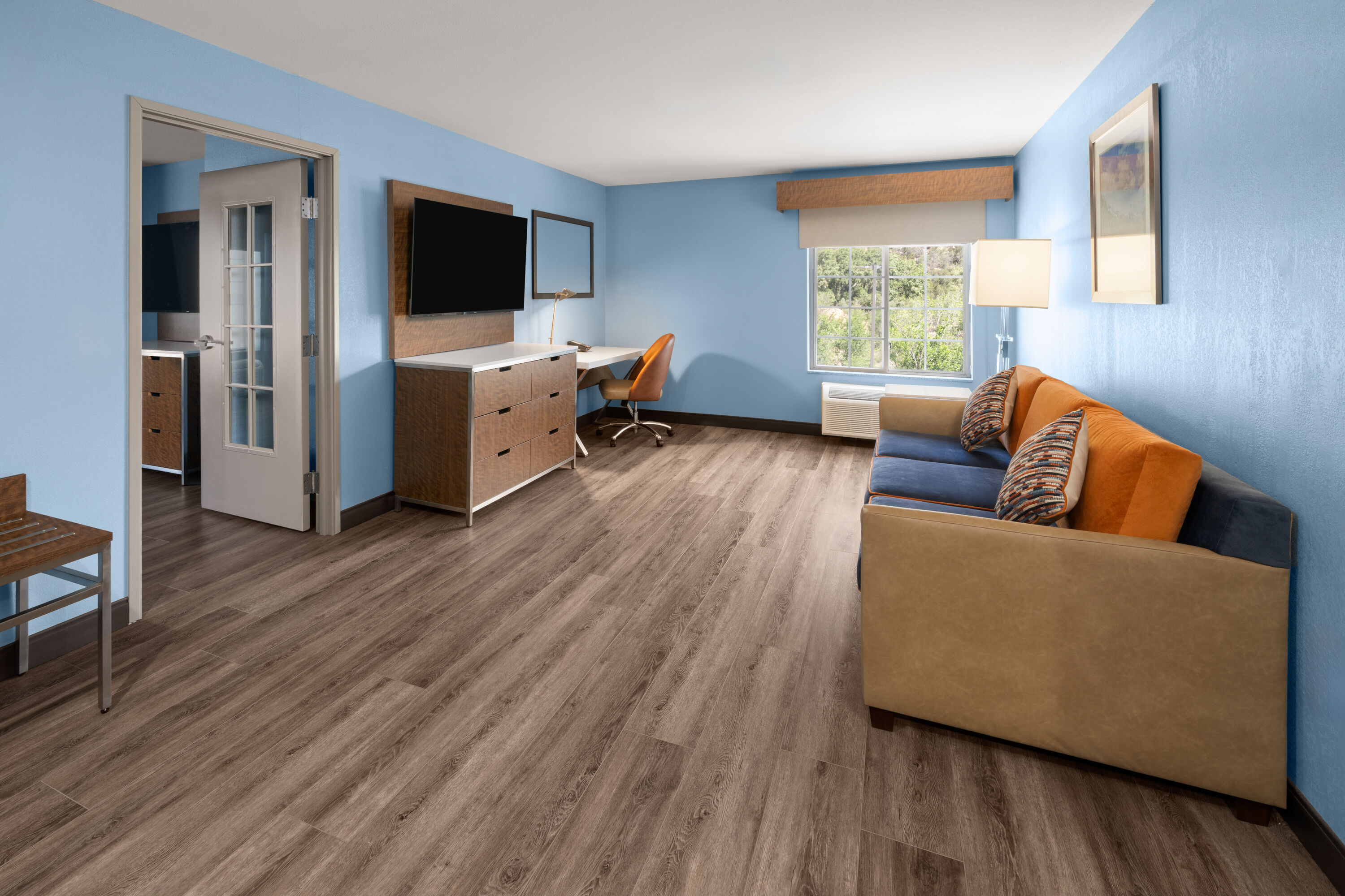 La Quinta Inn & Suites by Wyndham Ruidoso Downs suite in Ruidoso Downs, New Mexico