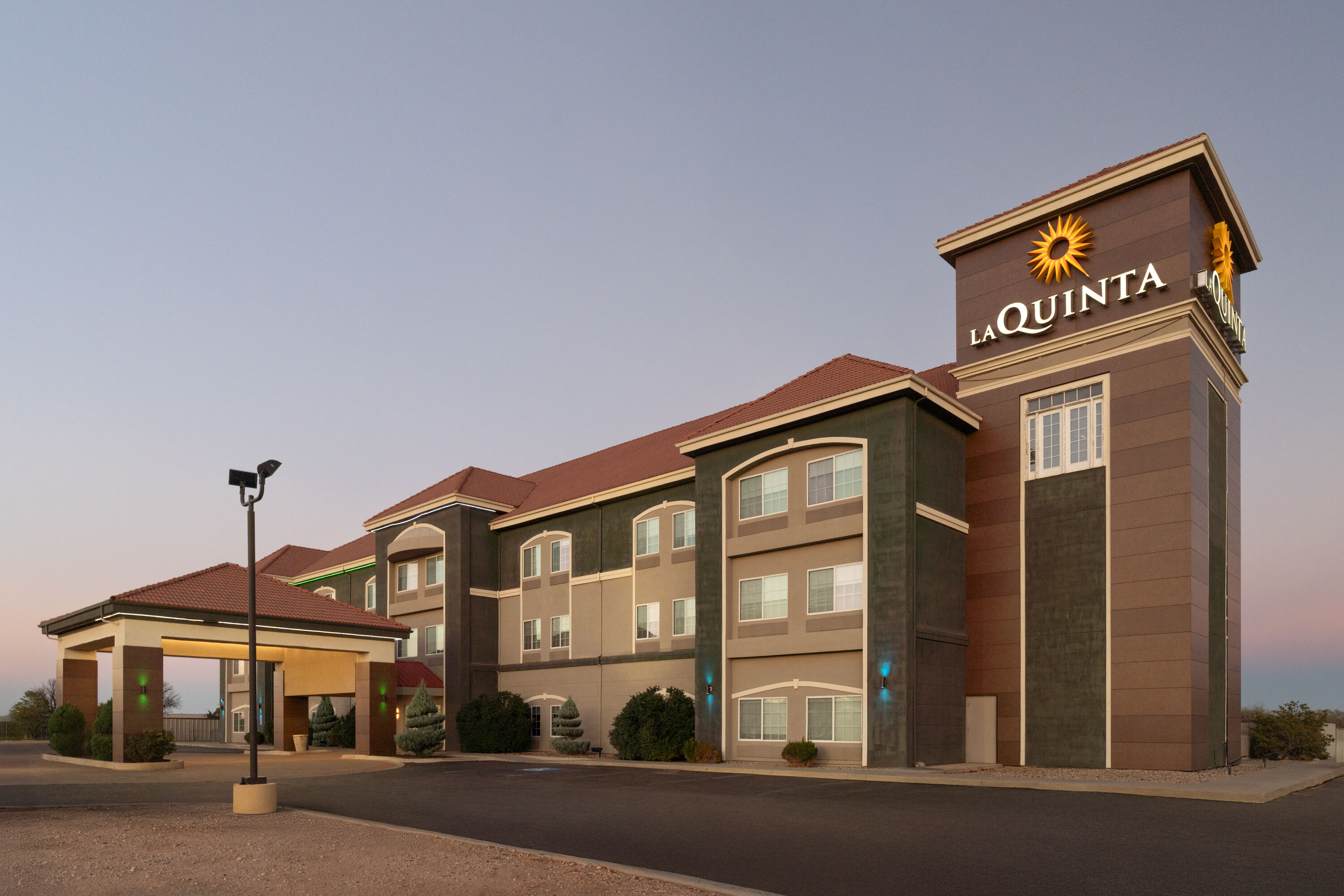 Exterior Dusk Image of La Quinta Inn & Suites by Wyndham Tucumcari hotel in Tucumcari, New Mexico