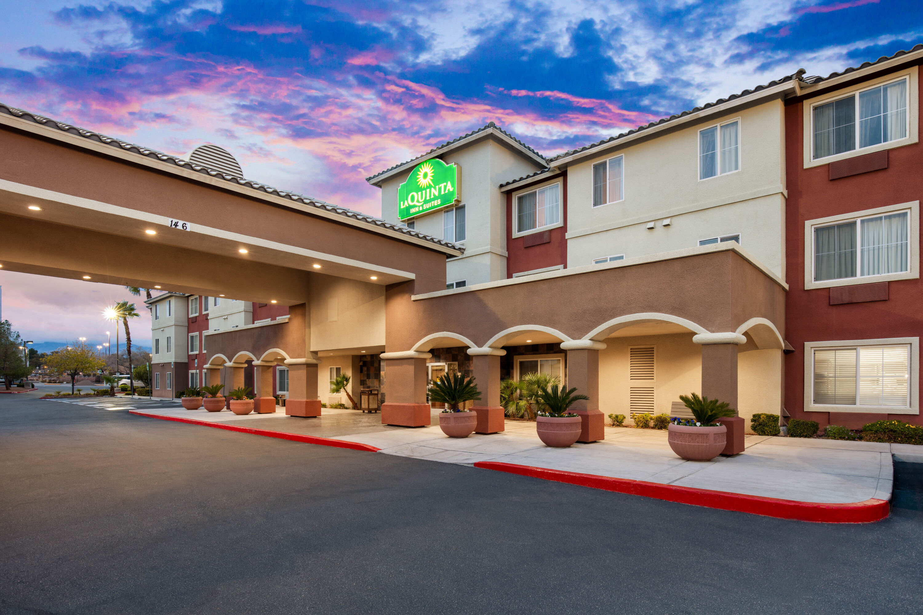 La Quinta Inn & Suites by Wyndham Las Vegas Red Rock Las Vegas, NV Hotels