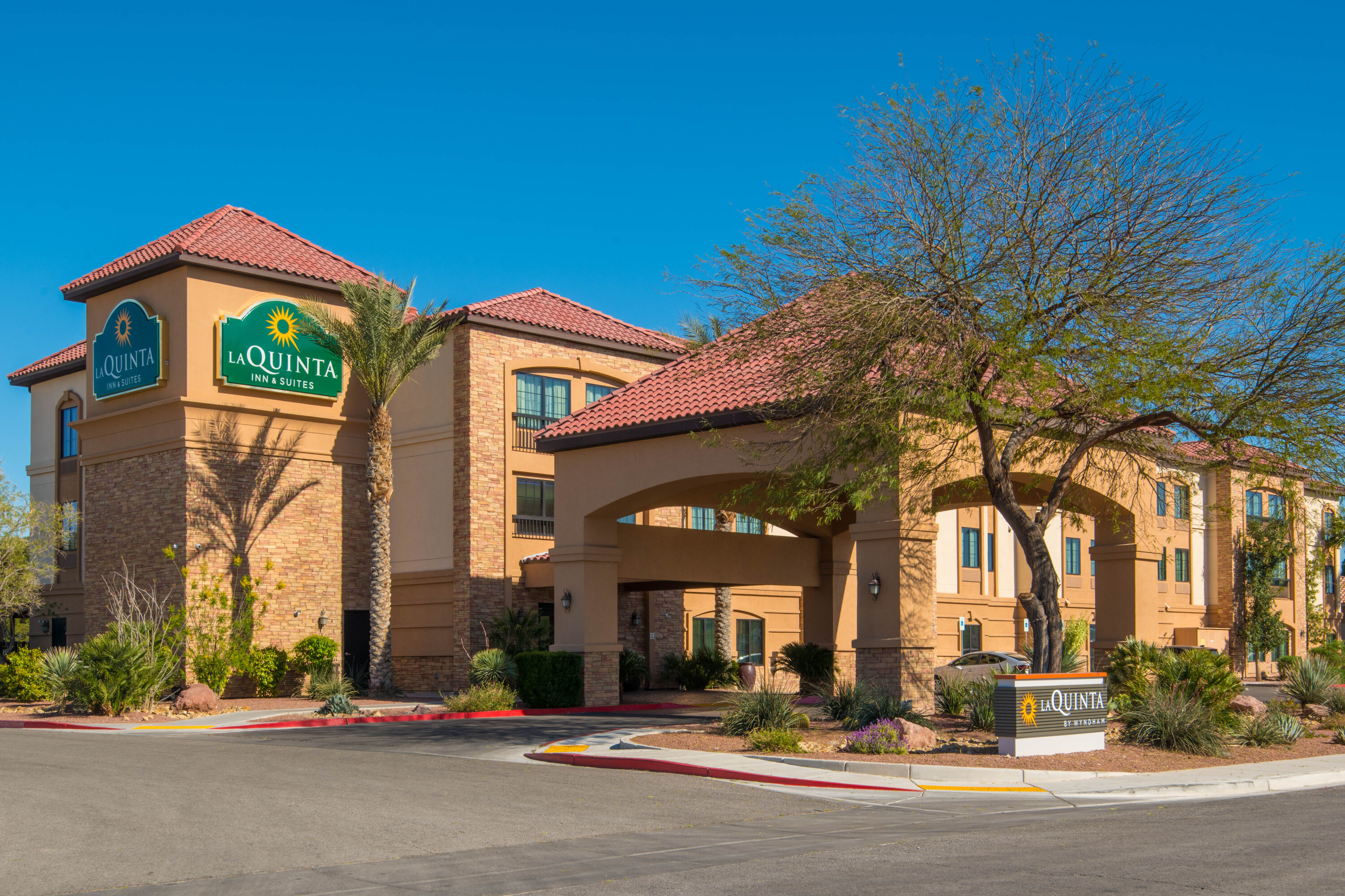 Exterior Day Image of La Quinta Inn & Suites by Wyndham Las Vegas Airport South hotel in Las Vegas, Nevada