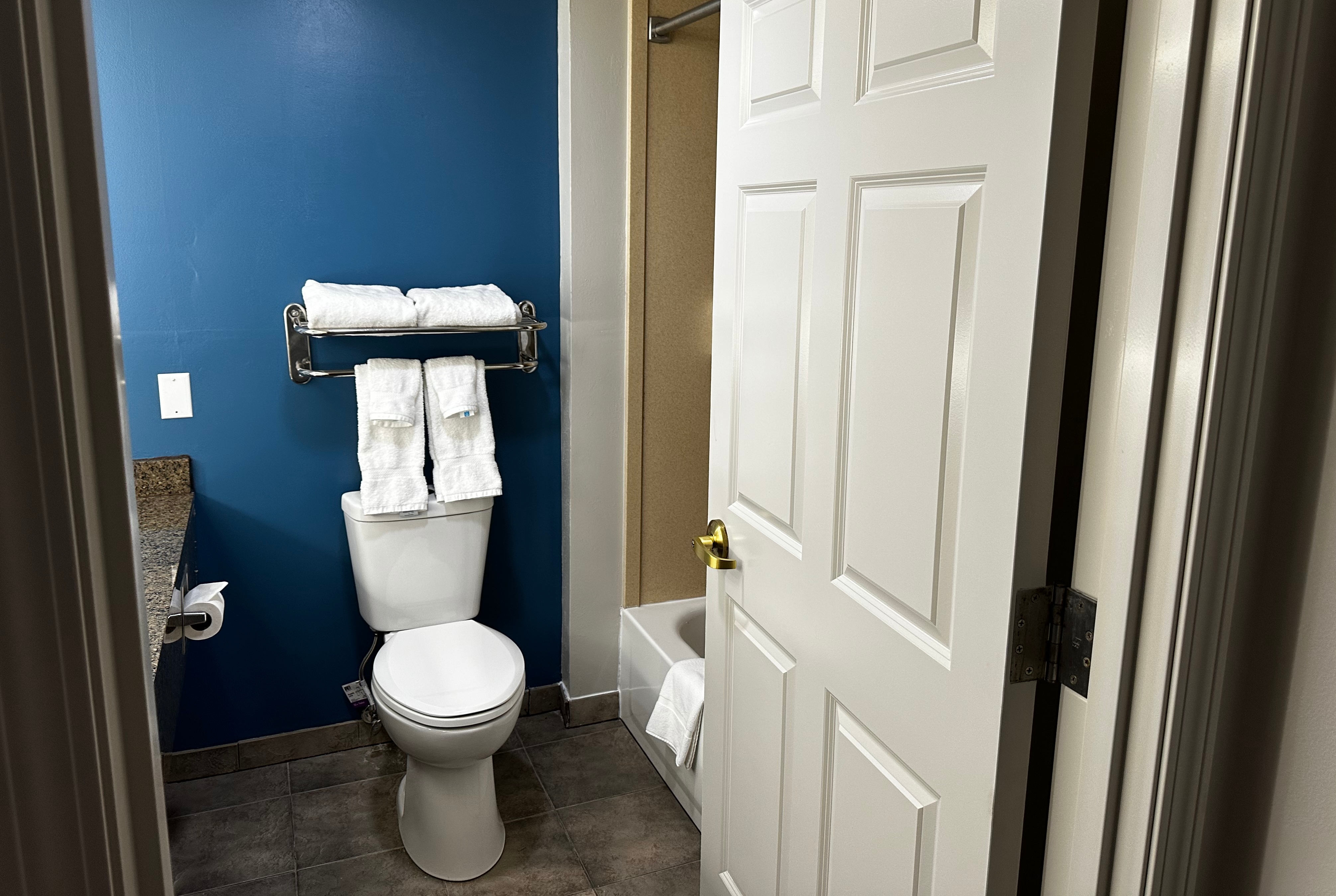 Guest room bath at the La Quinta Inn & Suites by Wyndham Islip - MacArthur Airport in Bohemia, New York