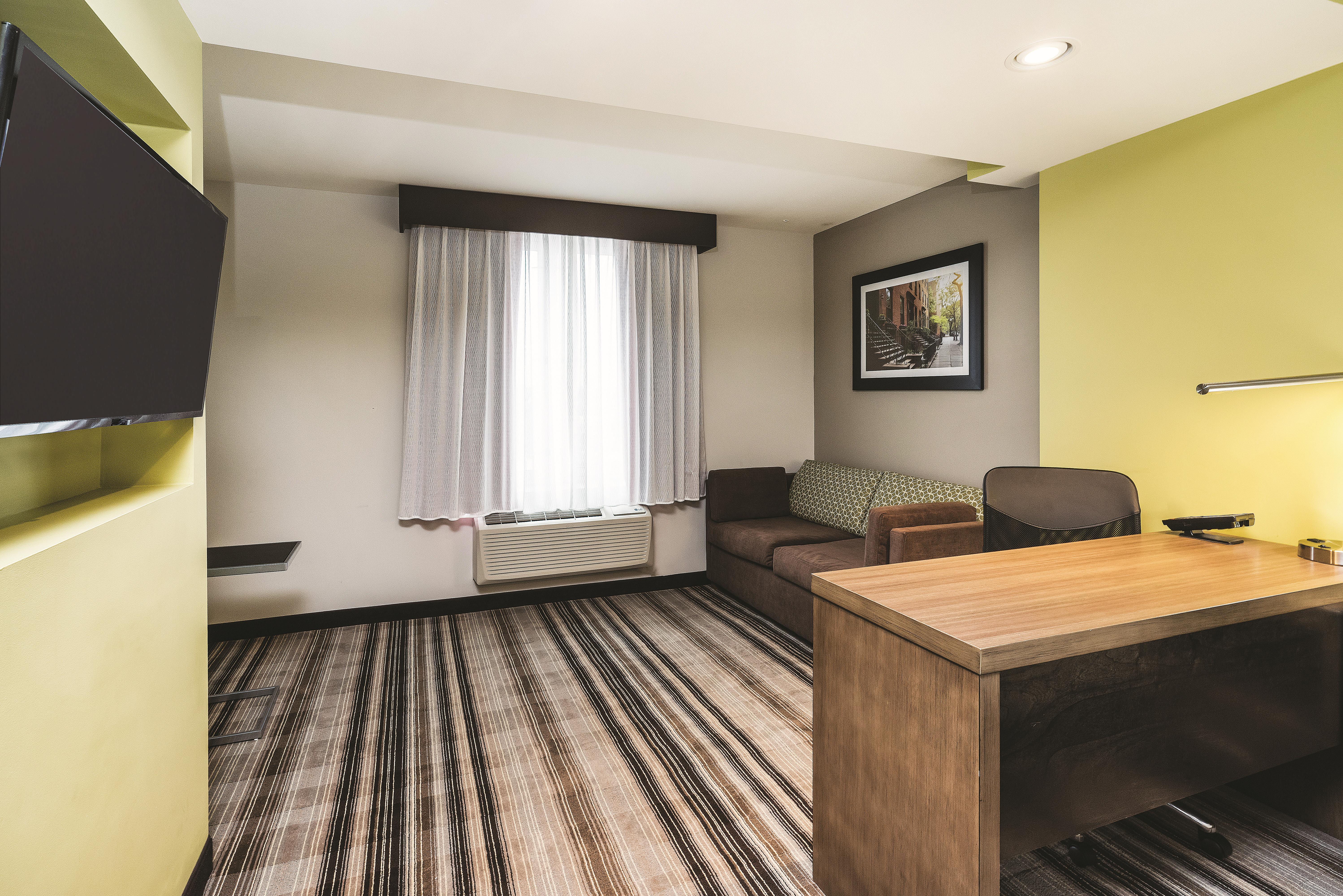 La Quinta Inn Amp Suites By Wyndham Brooklyn Central