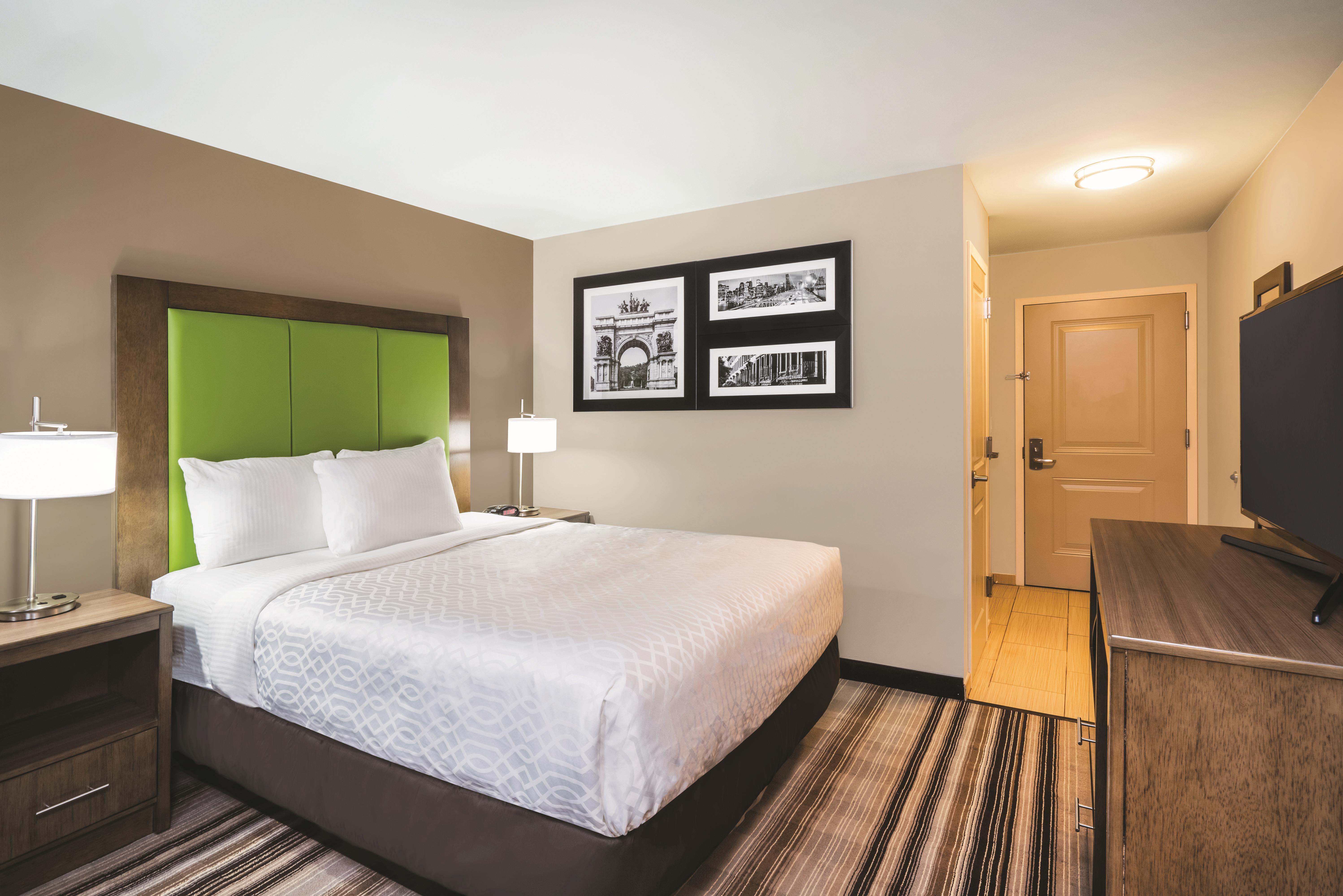 Guest room at the La Quinta Inn & Suites by Wyndham Brooklyn Central in Brooklyn, New York