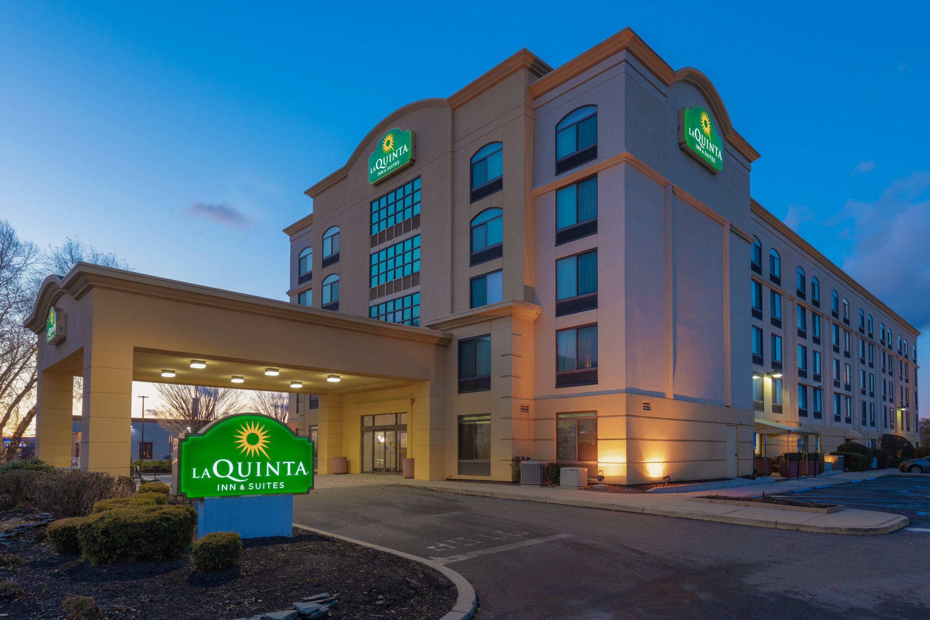 Exterior Dusk Image of La Quinta Inn & Suites by Wyndham Garden City hotel in Garden City, New York