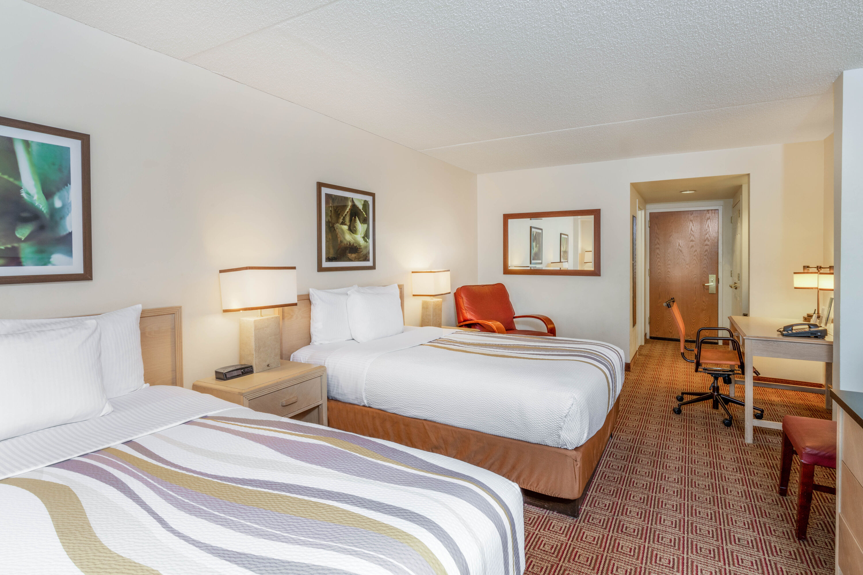 La Quinta Inn & Suites by Wyndham Garden City - hotel rooms